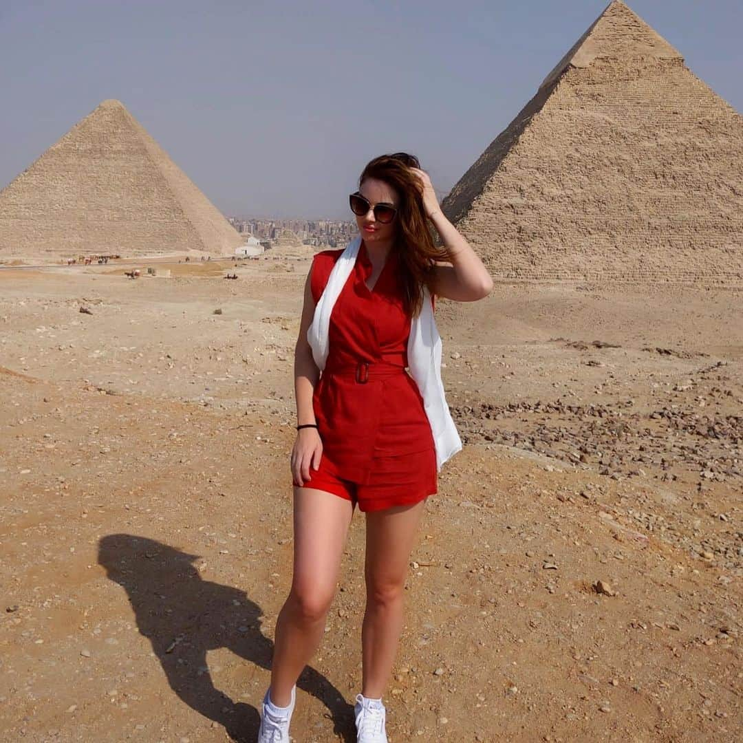 ジェイド・ニコルのインスタグラム：「Being able to actual touch one of these ancient pyramids was quite an insane feeling. Even being close to them, the energy is very overwhelming. But I was very conflicted by this day in Cairo. The exploitation and abuse of animals throughout the city and especially at the Giza Pyramids was the worst I have ever seen. On unbearably hot days these horses, donkeys and camels are forced to carry tourists up and down the hills at the pyramids, no shade, no accessible water, in pain, suffering. All day, everyday, no breaks. It was heartbreaking. Not to mention the dogs, everywhere, hit by cars on the side of the roads, eating out of the many piles of trash all over the city, infested with bugs. Please, if you visit a place, do NOT ride animals. Anywhere, ever. The less demand, the less supply. Bring water for the strays and food if you can. Tag any animal welfare agencies that work in this area please. #egypt #cairo #gizapyramids」