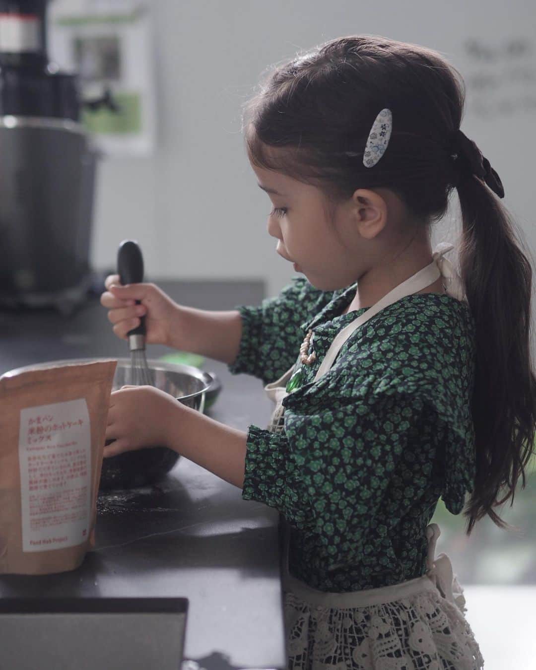 大橋菜央のインスタグラム：「Made gluten-free pancakes🥞 Yum!! . . . 友達にもらったかまパンのホットケーキミックス 香ばしさともちもち具合が美味しかった🤤♡ . 久しぶりにMiaシェフも活躍👩‍🍳 こぼしながらもしっかりボールをおさえて混ぜられるようになりました🙌 . . . ✒︎ ヘアピンは一つ前のpostの @en__flanant  ピンの裏側も丁寧に作られていてAnnでも安心してつけられます✨ . コーデュロイリボンは @la_mer.3  Annもお揃いでこれからの季節にぴったり🍁 . ワンピは @lowrysfarm_official  子ども用あるて知らなかった🤭 120でブカブカなのにロングで着てる笑 . . . @hiroko_kojima.nailworks 美味しいホットケーキありがとー😆 . . . #週末のおやつ #米粉のホットケーキ #秋支度 #miababyliving」