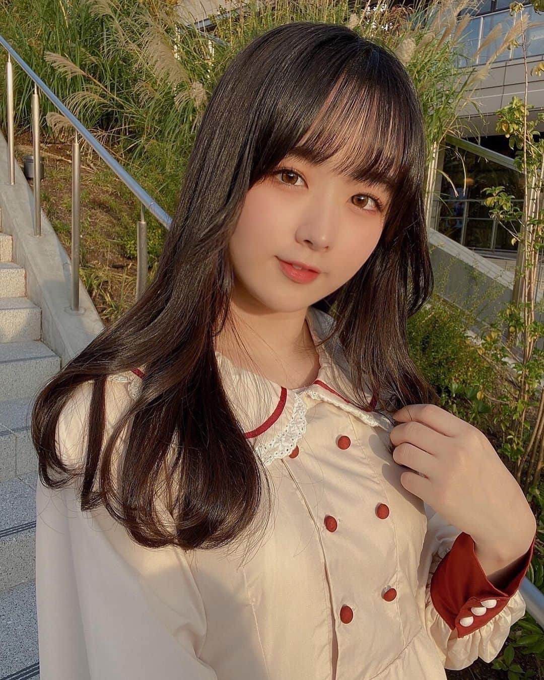 高田もものインスタグラム：「. レトロな雰囲気で可愛いワンピース🍑 . ❤︎ @d.alice_official ❤︎ . 回るとふわってなってかわいいんだよー！ . 最後に全身がよく見える写真載せたから見てみてね！ . 他にも可愛いお洋服あったからゲットしたよ！また載せるね✌️ . かしこ . #高田もも #かしこってなに #かしこ #ワンピース #レトロガール #レトロ #instagood #instagram #ロングヘア #レイヤーカット #カラコン #韓国ファッション #韓国ヘア #韓国コーデ #お嬢様コーデ #レース #巻き髪」