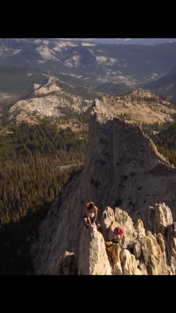 トミー・コールドウェルのインスタグラム：「We’re celebrating the 5th anniversary of #GreatWideOpen, a docuseries directed by my friend @JaredLeto about America’s National Parks and the adventurers who explore them. Check out the first episode on Jared’s YouTube channel (link in bio)this also means we have been friends now for 5 years. Thanks for your endless stoke and generosity. Knowing you has been a life experience.」