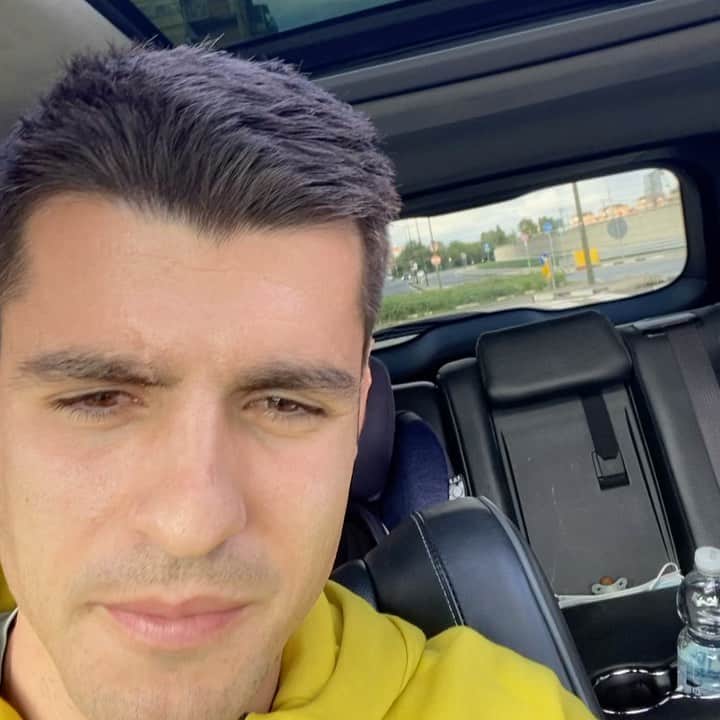 アルバロ・モラタのインスタグラム：「Pequeños loquitos😂❤️」