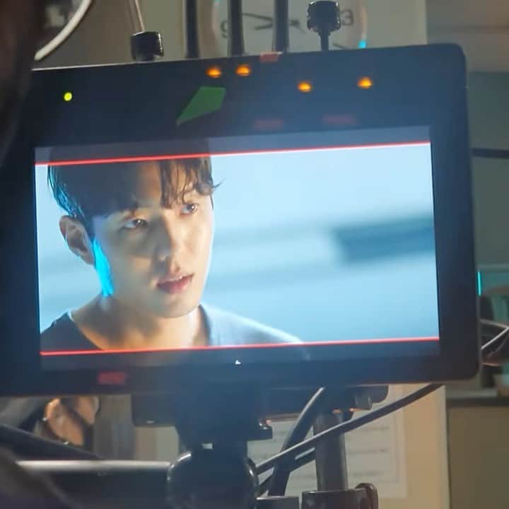 のインスタグラム：「저희 스타일리스트가 꼭 올려달라고 했던 영상.. 🙄  한주 건강하고 행복하게 잘 보내시길..🙏🏻 다음주에 만나요 🤗 편안한밤 되십시오 🙇🏻‍♂️  #하이클래스 #오순상」