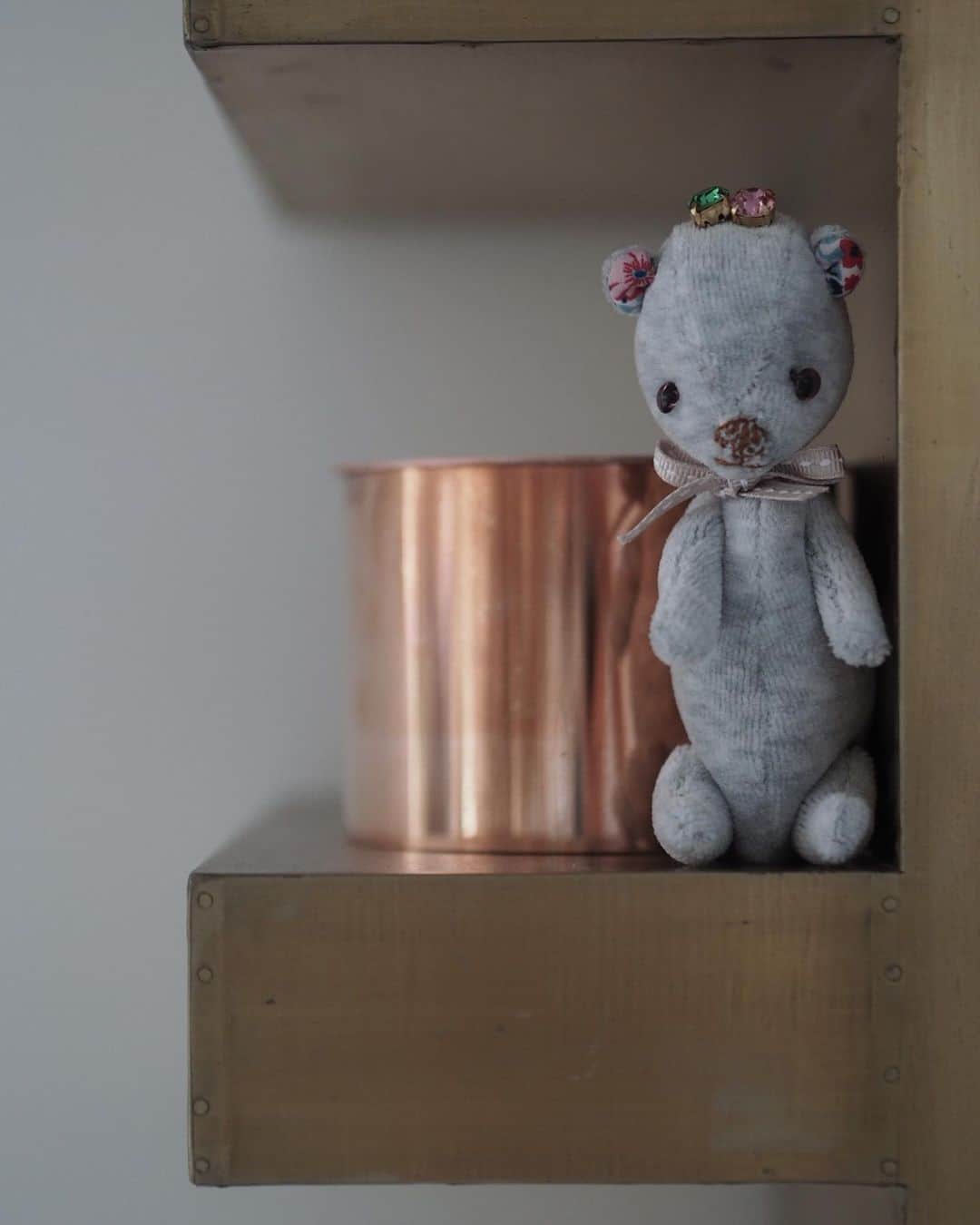 大橋菜央のインスタグラム：「Upcycle Teddy bear🧸 . . . 我が家に小さなミシンが来たことで Miaに手作りブームが到来🔥🪡 . といってもMiaはこれ作ってあれ作ってと言うわ急かすわで 手を動かすこちらはいつも追われ気味🤣 . もうMiaもAnnもサイズアウトして着れなくなった服から布地を選んでテディベアに作りかえました🧵 . アンティークっぽくしたいなと ガラスの目をつけ歳月によってはげたような鼻を刺繍していたら Miaから頭にキラキラ(ギラギラ？)を2つ乗っけてというオーダーが入り え、、頭にキラキラなんて…🥲と思いながらもつけてみたら 案外ティアラのようで可愛かった🤣👑 . ▶︎▶︎▶︎ Miaが着ていた頃の写真 懐かしい🥺♡ . . . #アップサイクル #upcycle #手作りベア #名前はまだない」