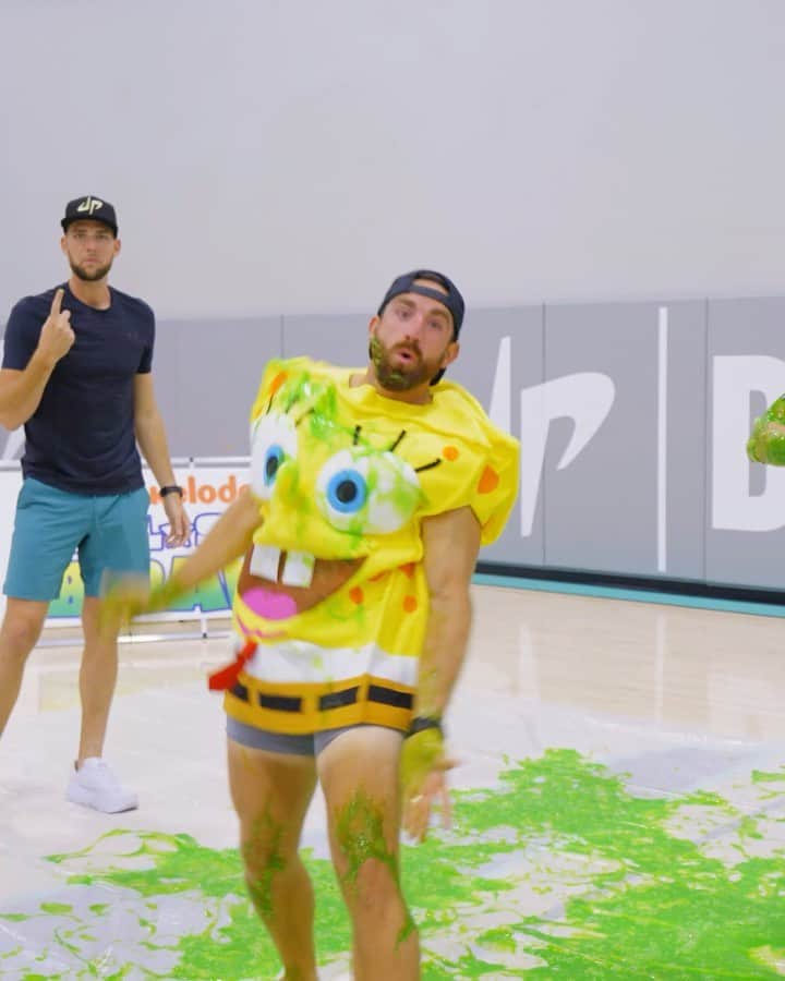 Dude Perfectのインスタグラム：「🚨GIVEAWAY TIME!🚨 Nickelodeon All Star Brawl is finally here, and we’re giving away 10 copies of the game PLUS an Xbox Series X! To enter:  ✅ FOLLOW @nickbrawlgame and @dudeperfect ✅TAG 2 friends and comment your favorite Nickelodeon character  Good luck. Let’s brawl!」