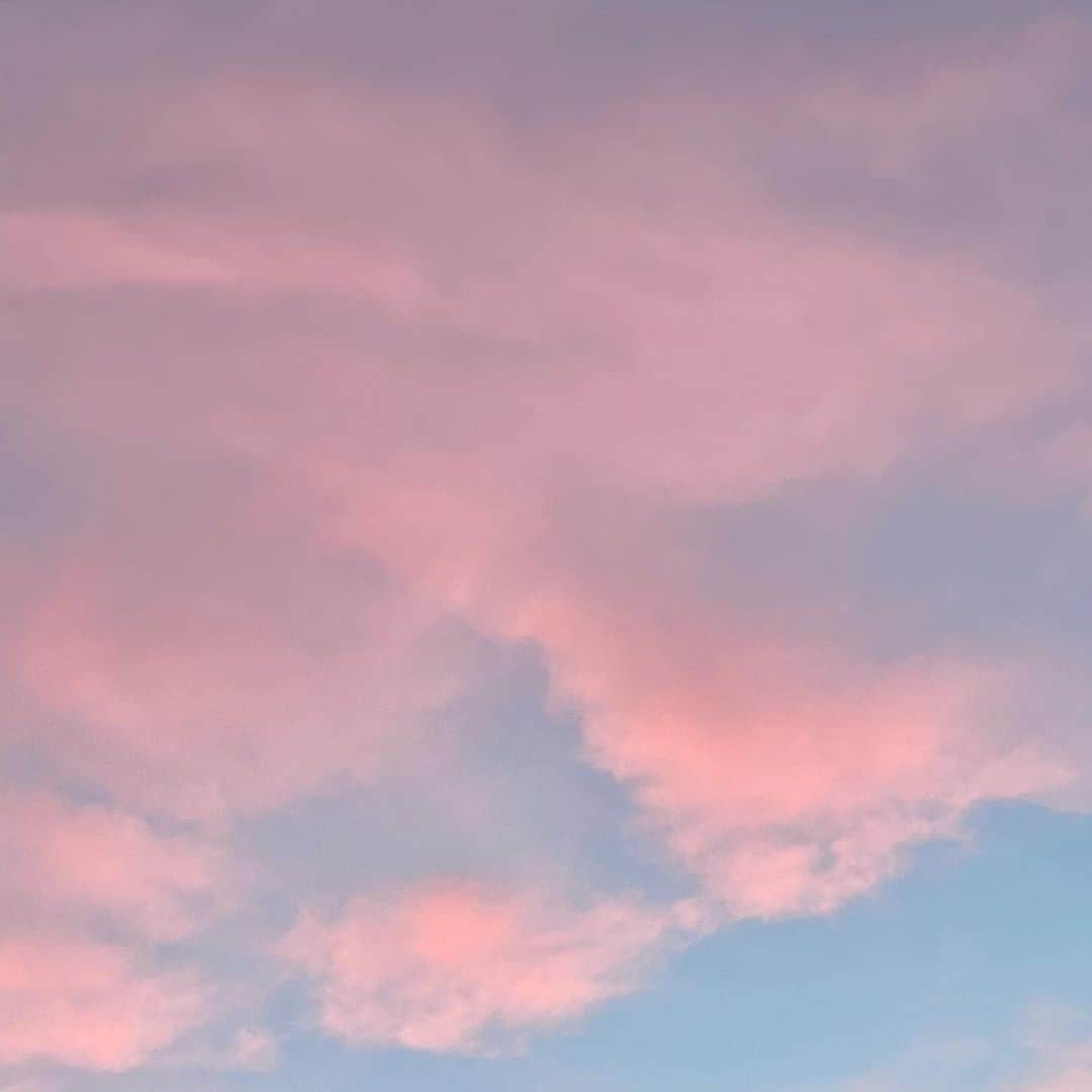 吉井明子さんのインスタグラム写真 - (吉井明子Instagram)「꙳✧˖°⌖꙳✧˖°⌖꙳✧˖°⌖꙳✧˖°⌖꙳✧˖°⌖꙳✧˖° 仕事の前に見た夕焼けが美しすぎて… しばらく見惚れてしまいました✨  自然が紡ぎ出す色の素晴らしさ。  色合いが刻一刻と変わっていく 空の移り変わりを"愛でタイム"  #sunset #日落黃昏 #노을　#夕焼け #東京の空 #愛でタイム #エモい #と思わず言ってしまった #気象予報士 #気象キャスター #weatherforecaster #기상캐스터　#氣象主播 #吉井明子」10月6日 0時47分 - akiko_yoshii_sunny_rain