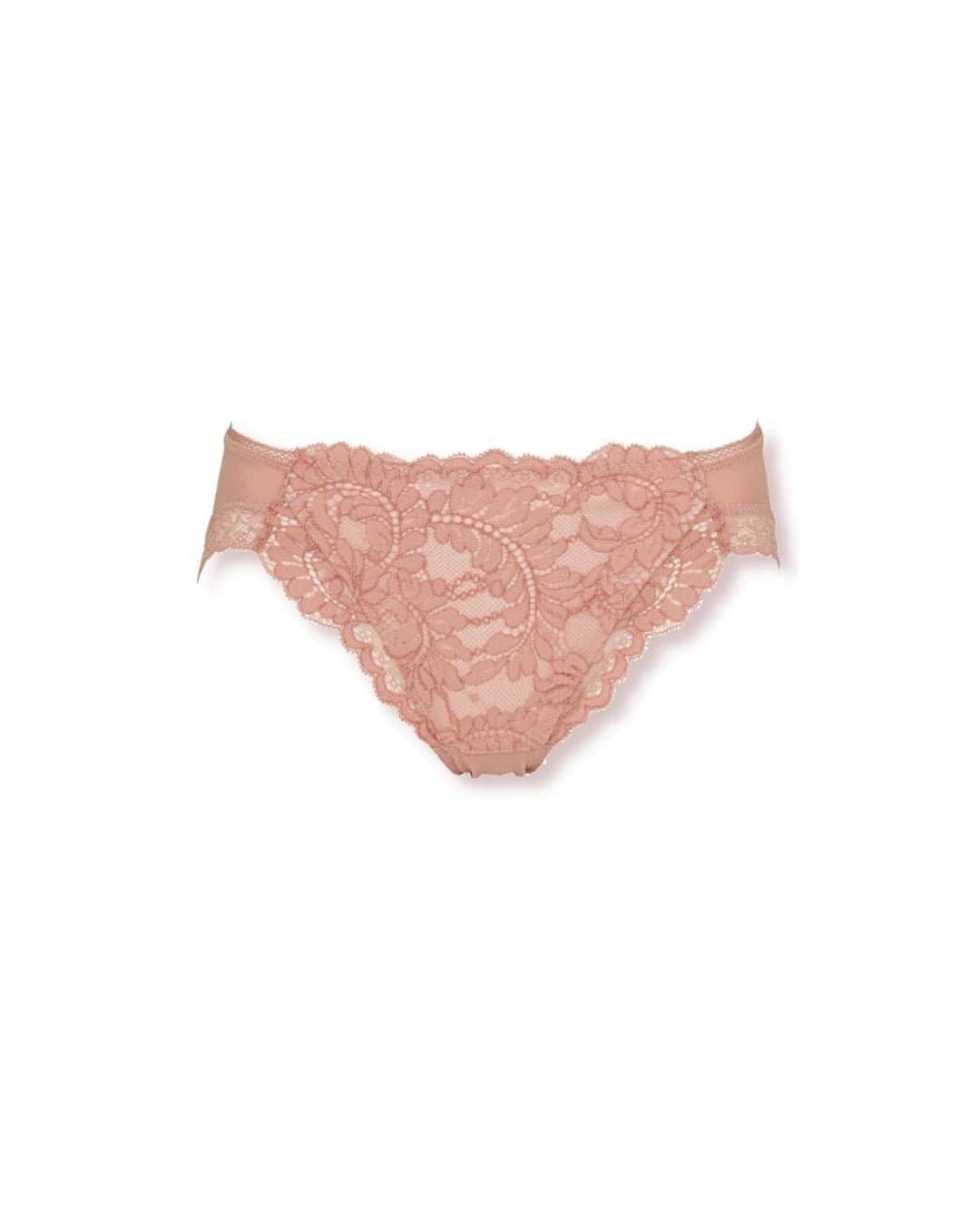 ブラデリスのインスタグラム：「Push into Autumn with a push-in shaping effect courtesy the Juno Bra. Available in black and a gorgeous Fall Apricot shade. Pair with the matching panty to refreshingly update your intimate wardrobe this season. linkin.bio for more」