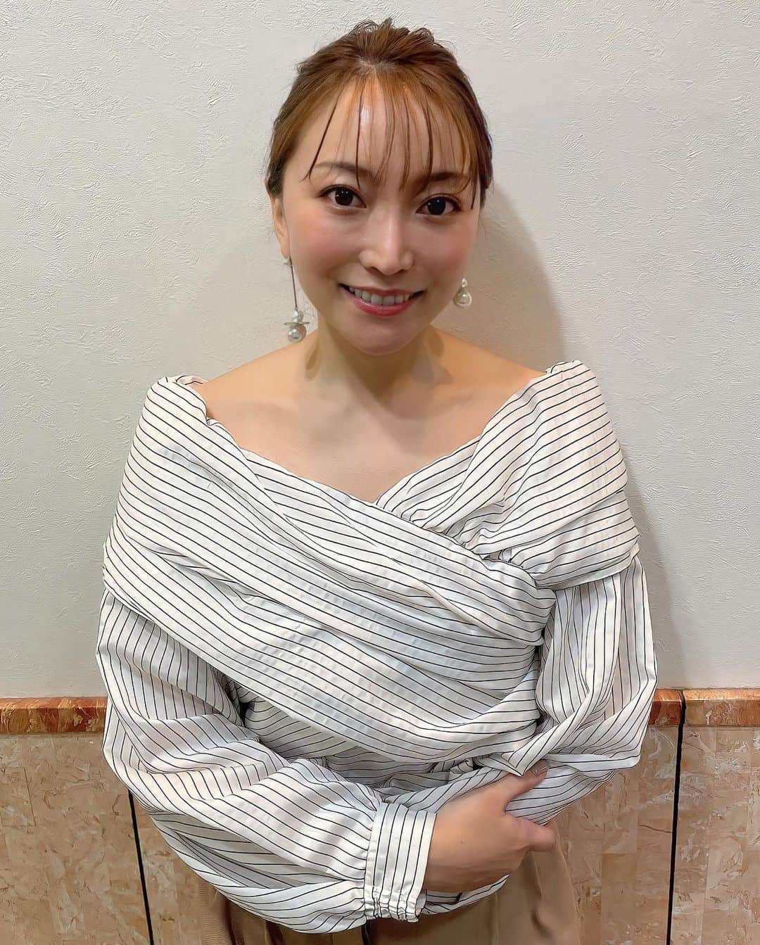 加藤綾菜さんのインスタグラム写真 - (加藤綾菜Instagram)「TBSのキニナルマーケットの収録でした😊 今回も素敵な物に沢山出会えて自分でオーダーしました🤣💕 ストーリーにあげたら洋服の質問が沢山きてますので紹介✨  トップス 📌 @estella.k_ パンツ 📌@h&m  2枚目 前髪つくりました😍✨ ヘアメイクの山田さんありがとう❤️ 前髪ハゲてるんじゃなく、これ流行ってるんだ👍笑  笑顔いっぱい今日も素敵な一日を過ごしましょうね☀️  #収録 #キニナルマーケット」10月6日 10時53分 - katoayana0412