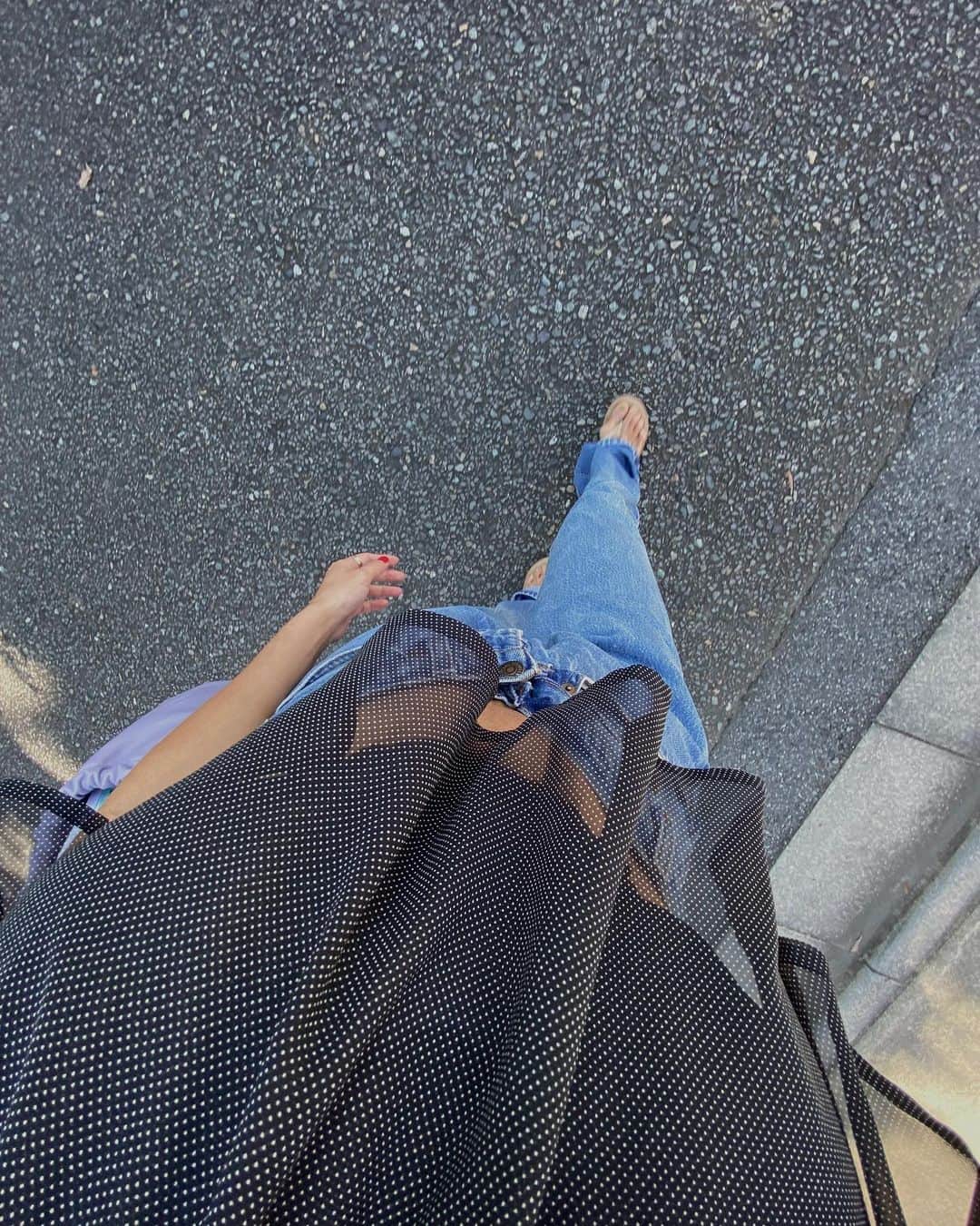 堀舞紀のインスタグラム：「👖 . . . あ〜 このダボダボの levisですら妊娠中は 履けなかったからめちゃくちゃ 嬉しいッッッ🧡💙🧡💙 . . . 少しずつ洋服も着れるように なってきたし😭 呼吸も楽々できる！！ 清々しいッッッ！ w . .  まだ子宮の大きさ戻って無いし、 血もまだ出てる🩸… けど、、 1ヶ月でこんなに動けるようになるんだから 人間て凄いよね🙄〜 . . 最後の写真は 姉弟の絡み。 姉の想いが一方通行してる図… . . てなわけで。 今日で イクラちゃん生後1ヶ月🪅🎈 元気にプクプク成長していて 🥴〜 あは〜 嬉しい♪ . . 4人でおでかけ 楽しみだなッッッ🧡 . . . #生後1ヶ月 #新生児　おーしまい！ #出産記録 #子育て記録 #赤ちゃんのいる生活  #帝王切開 #姉弟 #babyboy」