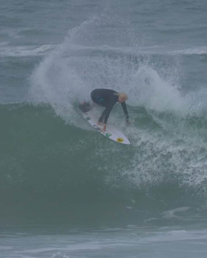 タティアナ・ウェストン・ウェブのインスタグラム：「manobras de fibra que rolaram hoje no treino ⚡️😛 #AtletasDefibra @oi_oficial // vídeo @pksurfcoach obrigada☺️ // today’s combo ⚡️😛」