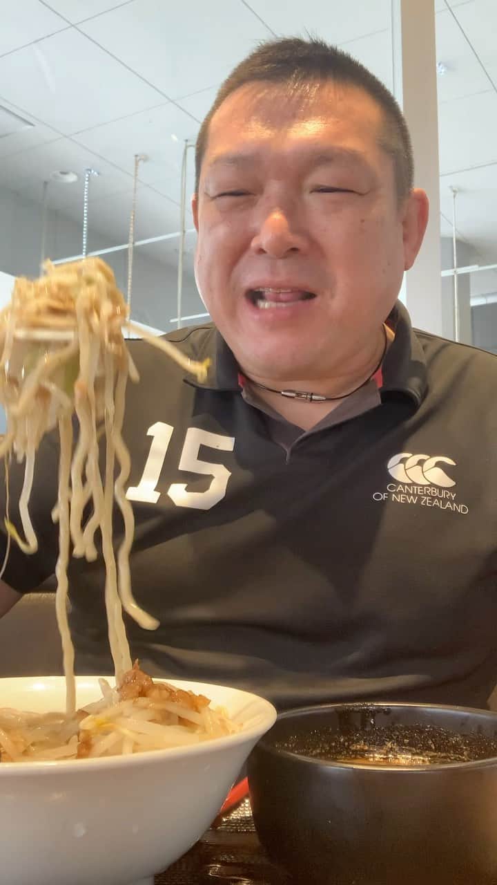 小路晃のインスタグラム：「野菜つけめんも野菜マシマシ 🆗でございます。 野菜をたっぷり食べてマシマシ免疫を高め、今より少しはマシな社長を目指して頑張りマシ。  #小路晃  ＃富山市ラーメン ＃富山駅ラーメン ＃富山つけ麺 ＃マシマシ ＃二郎系」