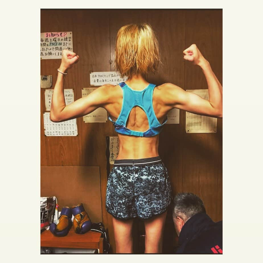 高野人母美さんのインスタグラム写真 - (高野人母美Instagram)「#muscle #cafe #オシャレ #fashion #fitness #fitnessgirl  #fitnessmodel   #筋トレ女子  #muscletraining  #筋肉 #体脂肪 #5% #gym #boxinglife  #boxbraids  #boxer  #beauty #サウナ #spa #sauna #japanesefood  #japanesegirl #減量 #dietplan #diet #痩せる食事 #vegetarian #workout #Professional  Never give up❤️ because only one life。  Win and tighten the helmet👊🏻  勝って兜の緒を締めよ👊🏻  口は嘘をついても 身体は嘘をつかない👊🏻  きもにめいじるにほんごです。  thank u 🤚🏻🤚🏻」10月6日 7時04分 - tomomitakano7