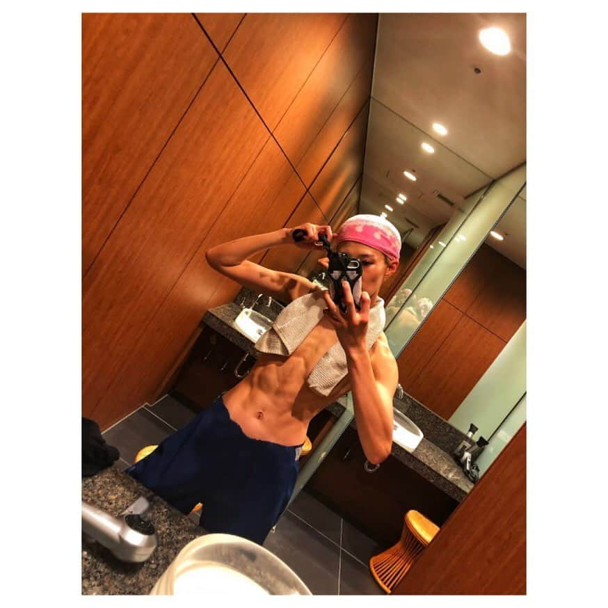 高野人母美さんのインスタグラム写真 - (高野人母美Instagram)「#muscle #cafe #オシャレ #fashion #fitness #fitnessgirl  #fitnessmodel   #筋トレ女子  #muscletraining  #筋肉 #体脂肪 #5% #gym #boxinglife  #boxbraids  #boxer  #beauty #サウナ #spa #sauna #japanesefood  #japanesegirl #減量 #dietplan #diet #痩せる食事 #vegetarian #workout #Professional  Never give up❤️ because only one life。  Win and tighten the helmet👊🏻  勝って兜の緒を締めよ👊🏻  口は嘘をついても 身体は嘘をつかない👊🏻  きもにめいじるにほんごです。  thank u 🤚🏻🤚🏻」10月6日 7時04分 - tomomitakano7