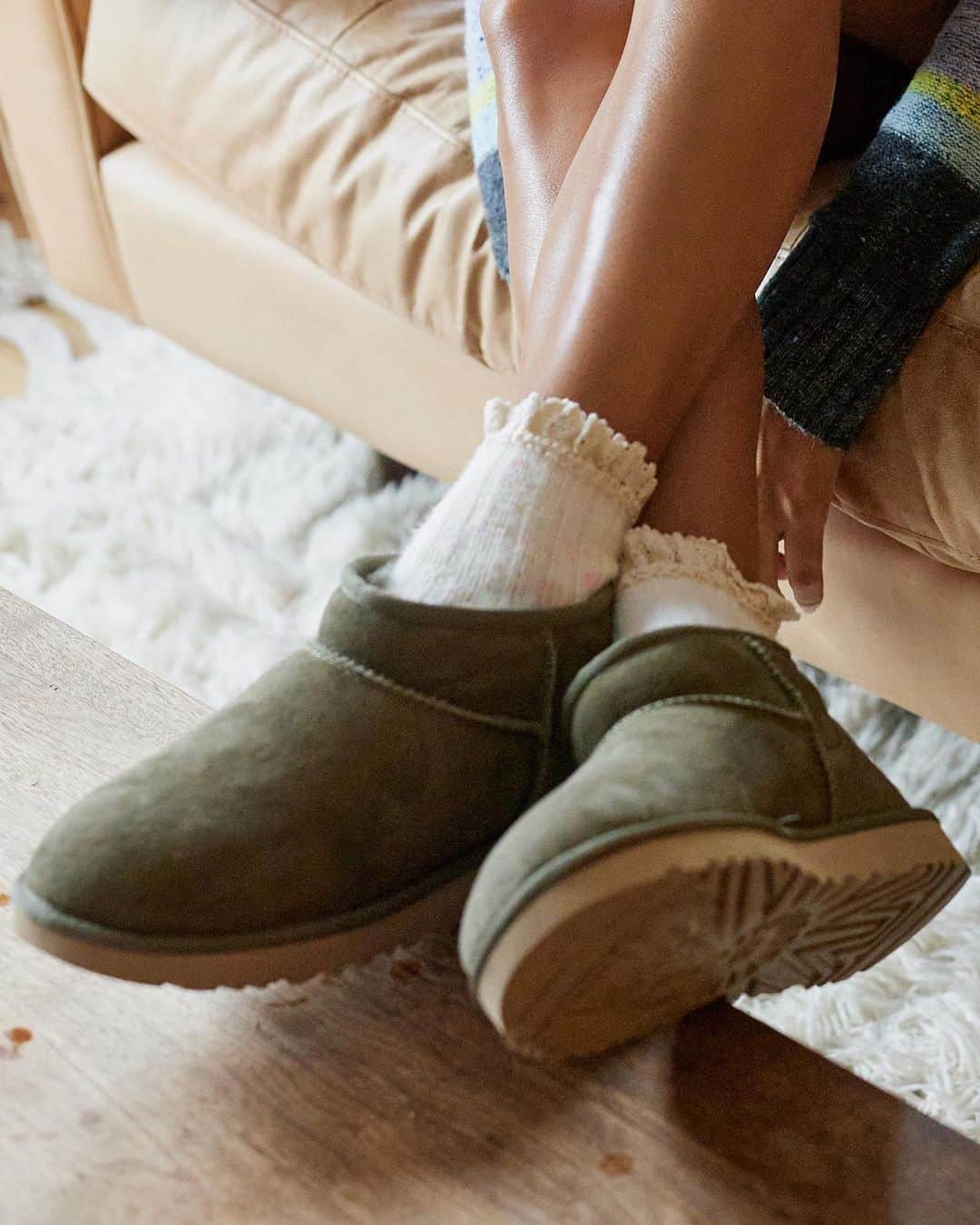 Anthropologieのインスタグラム：「Cue cozy toes! Get the warm & fuzzies with these #ShoesdayTuesday faves underfoot ☕📚  (link in bio to shop!)」