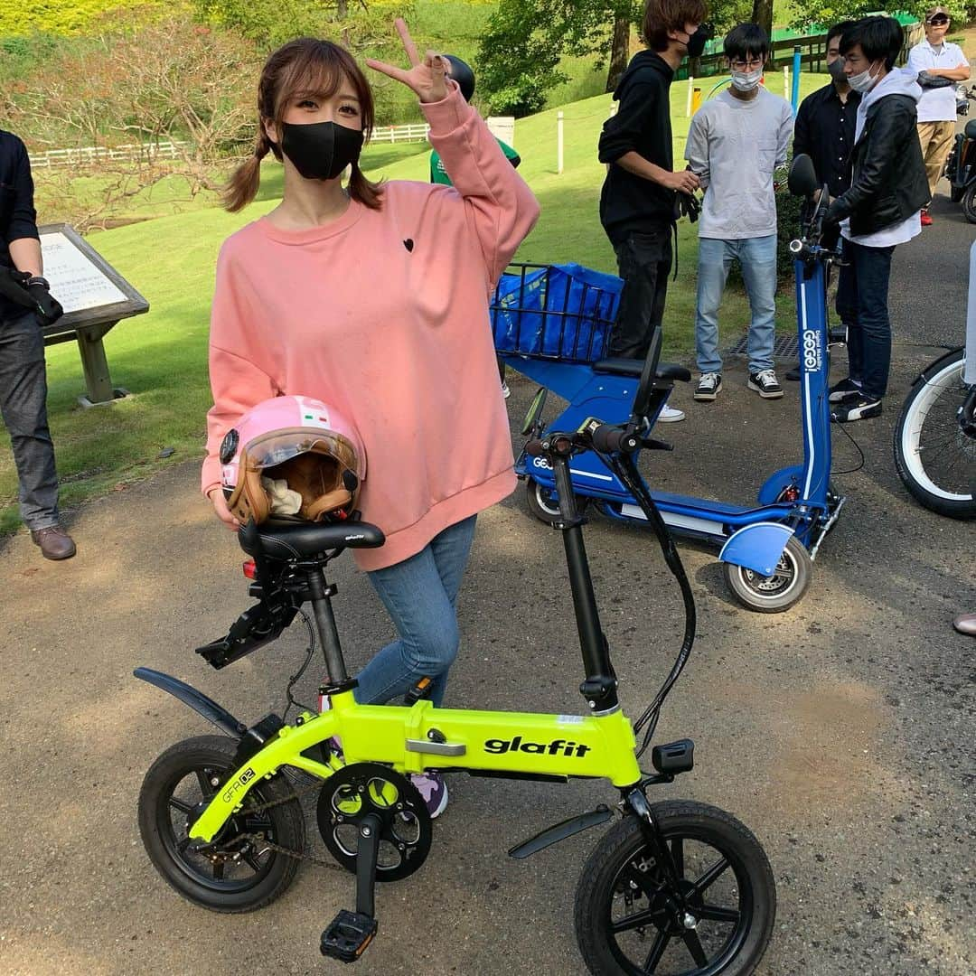 大槻ひびきさんのインスタグラム写真 - (大槻ひびきInstagram)「虹の郷 電動バイクミーティング 2日目は 原動機研究部の皆さんや 関係者の方々と一緒に 虹の郷敷地内と公道をツーリングしました🌸  森林浴をしながら電動バイクで走ったり 富士山や伊豆の絶景が見れるスポットへ行きました😊 富士山大きくて とってもキレイだったー！🗻  2日間で色んな電動バイクに乗って 電動バイクの魅力にハマりそうです🥰  ※メーカー様や関係者の皆様へ 試乗会やツーリング中に 撮ってくださった私の写真や動画は ご自由にお使いください🌸 これからも原動機研究部の応援を よろしくお願いします」10月6日 7時48分 - yanhibi0221