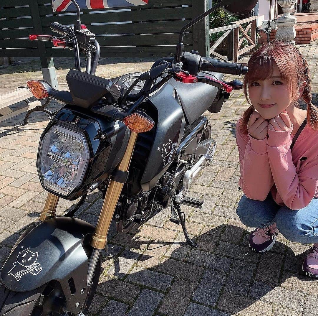 大槻ひびきさんのインスタグラム写真 - (大槻ひびきInstagram)「バイクの贈呈式😊🛵 GROM  原動機研究部の皆さん これからも応援しています🌸  ※メーカー様や関係者の皆様へ 試乗会やツーリング中に撮影してくださった 私の写真や動画は ご自由にお使いください😊 これからも原動機研究部の応援を よろしくお願いします🌸」10月6日 7時59分 - yanhibi0221