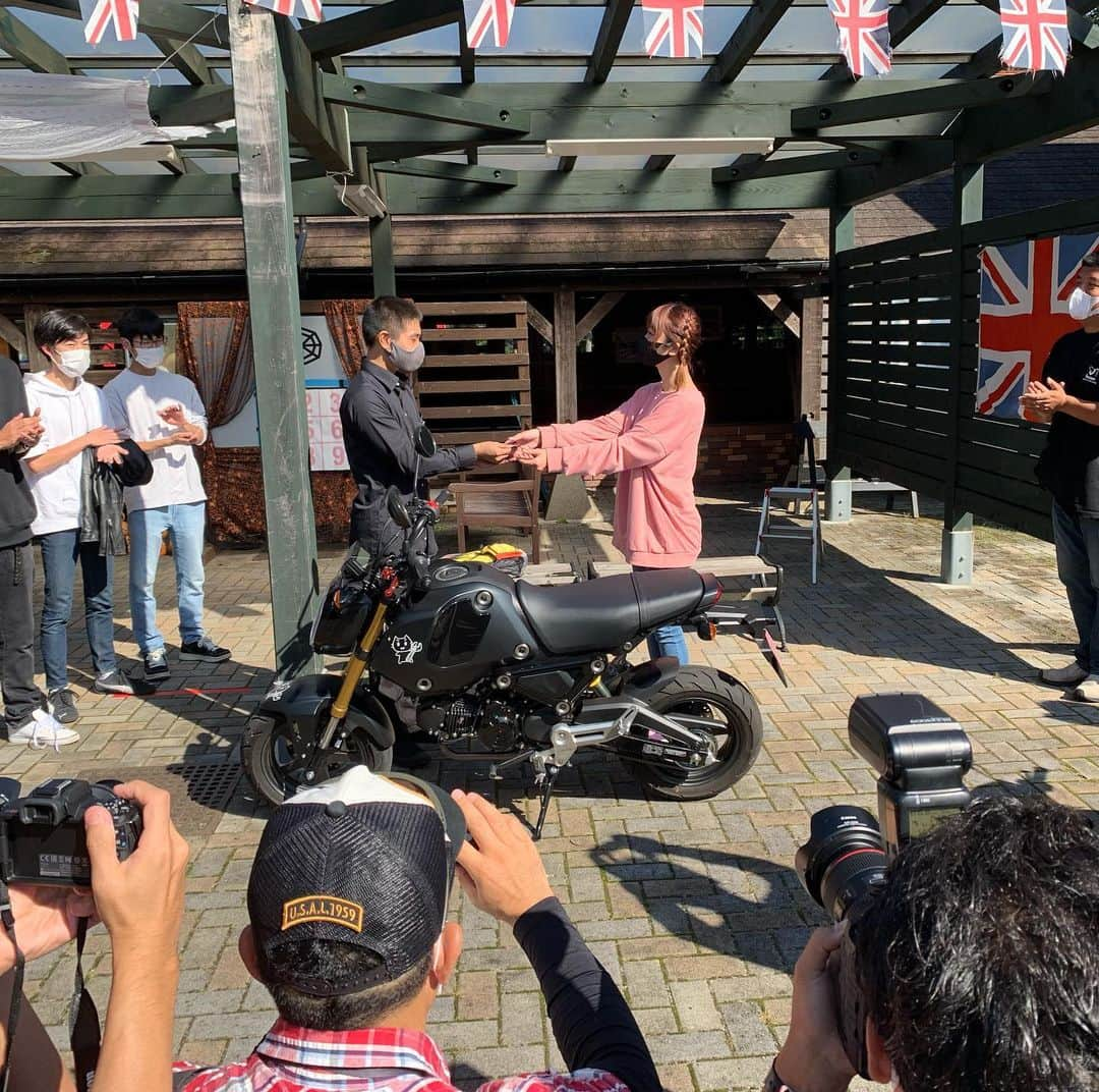 大槻ひびきさんのインスタグラム写真 - (大槻ひびきInstagram)「バイクの贈呈式😊🛵 GROM  原動機研究部の皆さん これからも応援しています🌸  ※メーカー様や関係者の皆様へ 試乗会やツーリング中に撮影してくださった 私の写真や動画は ご自由にお使いください😊 これからも原動機研究部の応援を よろしくお願いします🌸」10月6日 7時59分 - yanhibi0221