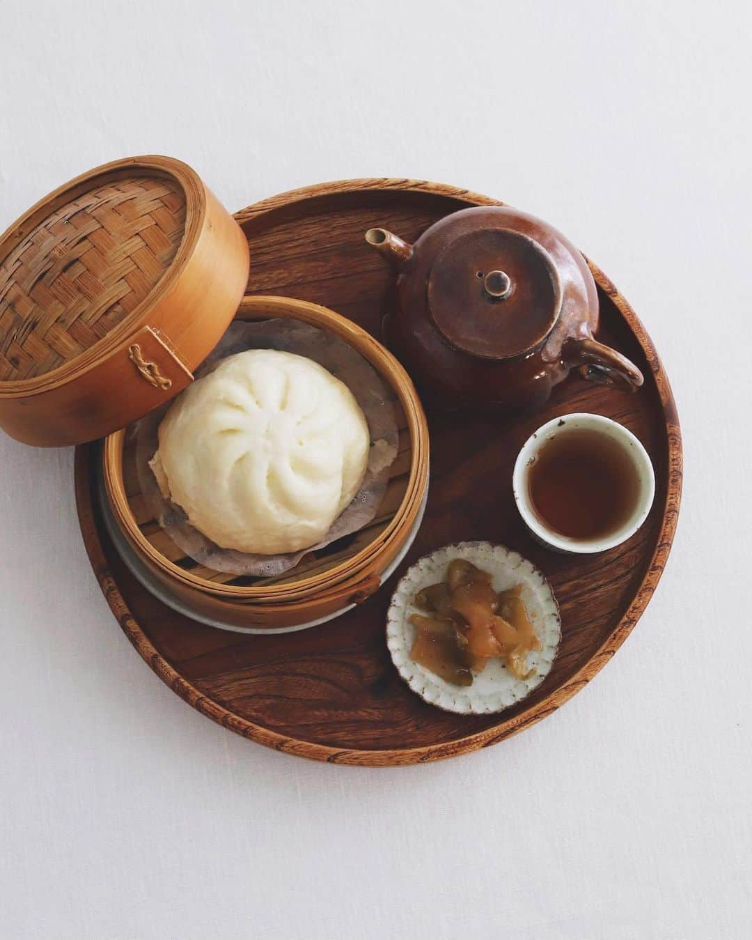 樋口正樹さんのインスタグラム写真 - (樋口正樹Instagram)「Pork Buns . 今日の朝ごはんは肉まんで、 妻が成城石井で買ってきた たっぷり６割具材の肉まん。 あと味付きザーサイ＆お茶。 . . #肉まん #たっぷり6割具材の肉まん #中華まん #ふかふか #ほかはか #あつあつ #妻の大好物 #成城石井 #ザーサイ #蒸篭 #porkbuns #nikuman」10月6日 8時00分 - higuccini