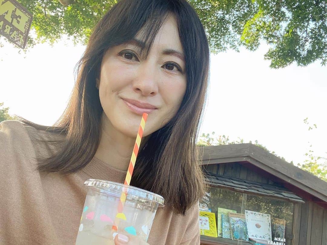 前田ゆかのインスタグラム：「週末、植物を探しに🪴  『SOLSO FARM 』へ  たくさんのグリーンを見ながらちょっと一休み。自然体験型農園は広々のびのび育ってる植物が魅力的、  生き生きとした緑たちが目の前に広がり自然と癒しのリフレッシュに🌿  週末だけオープンのソルソファーム みどりと暮らす生活を想像しながら…また探しに行こう🌿  #SOLSOFARM #観葉植物 #植物のある暮らし」