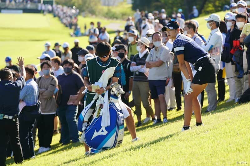 原英莉花のインスタグラム：「ディフェンディングチャンピオンとして 戦った日本女子オープン！ . 悪天候もあり長丁場の戦いとなりましたが 4日間戦い抜くことができて良かったです！ また今週も色々な課題が見つかり 次に繋がりそうな手応えもありました！！ 残り試合少ないですが結果に繋げられたらと思います。 . そして、 会場に足を運んで応援してくださった ギャラリーの皆様ありがとうございました😊 練習ラウンドから沢山のご声援を頂いて とても嬉しくワクワクした気持ちになりました🤍 . 去年より自分自身と向き合えているし 調子も上がっているように感じています。 残り試合は強い気持ちで 優勝目指して戦います💪🏼 . また無観客が続きますが 応援宜しくお願いします⭐️ . #コース整備のお仕事 #すごいです #自然を操ってる感じ #朝早くから夜遅くまで  #本当にありがとうございました #ゴルフ場の大自然が大好き #大自然に感謝🍀」