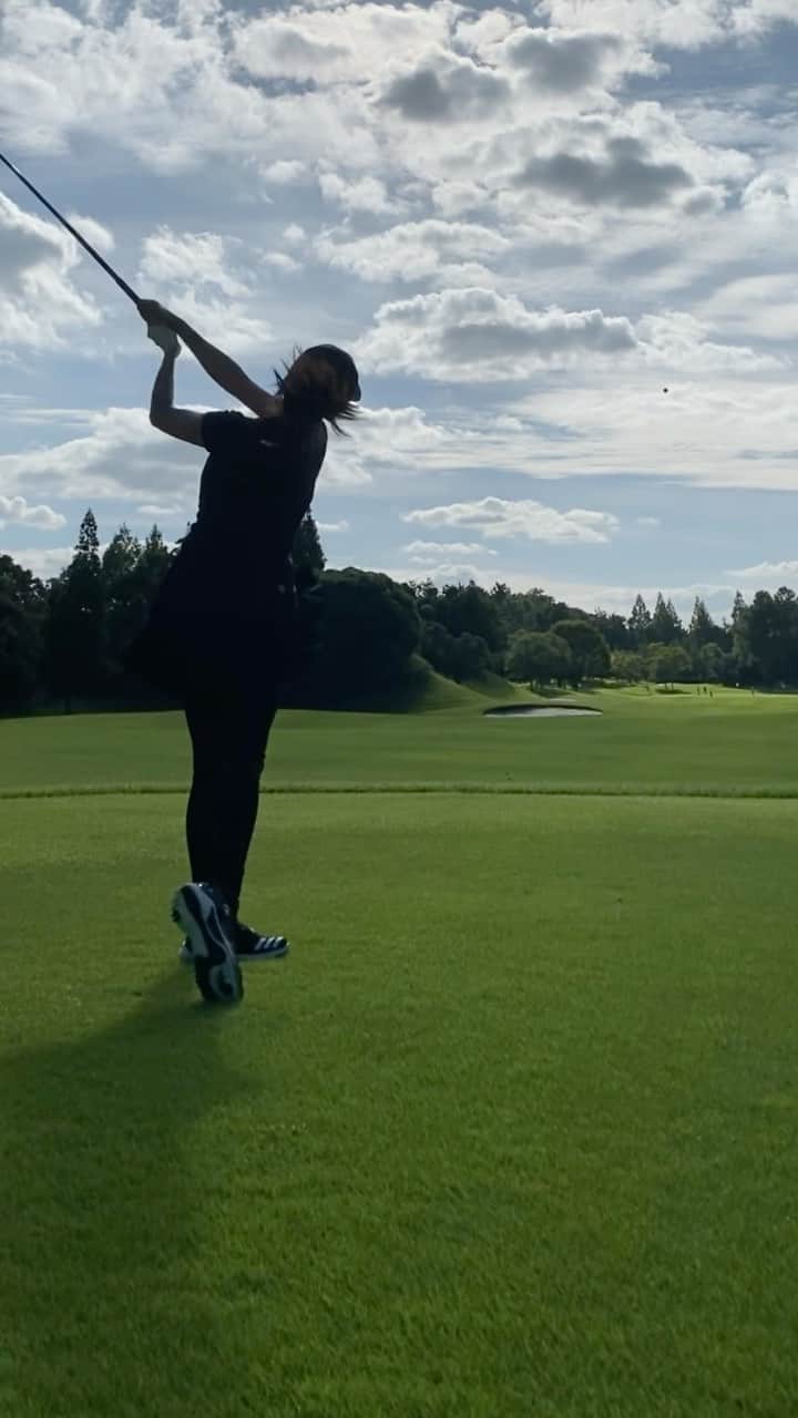わちみなみのインスタグラム：「楽しいゴルフ⛳️ 初めてのラウンドの時の動画☺︎  もっと上手くなりたい✨  #ゴルフ　#ドライバー #ゴルフウェア #golfswing #golf #ゴルフスイング #ゴルフ初心者 #ゴルフスイング動画」