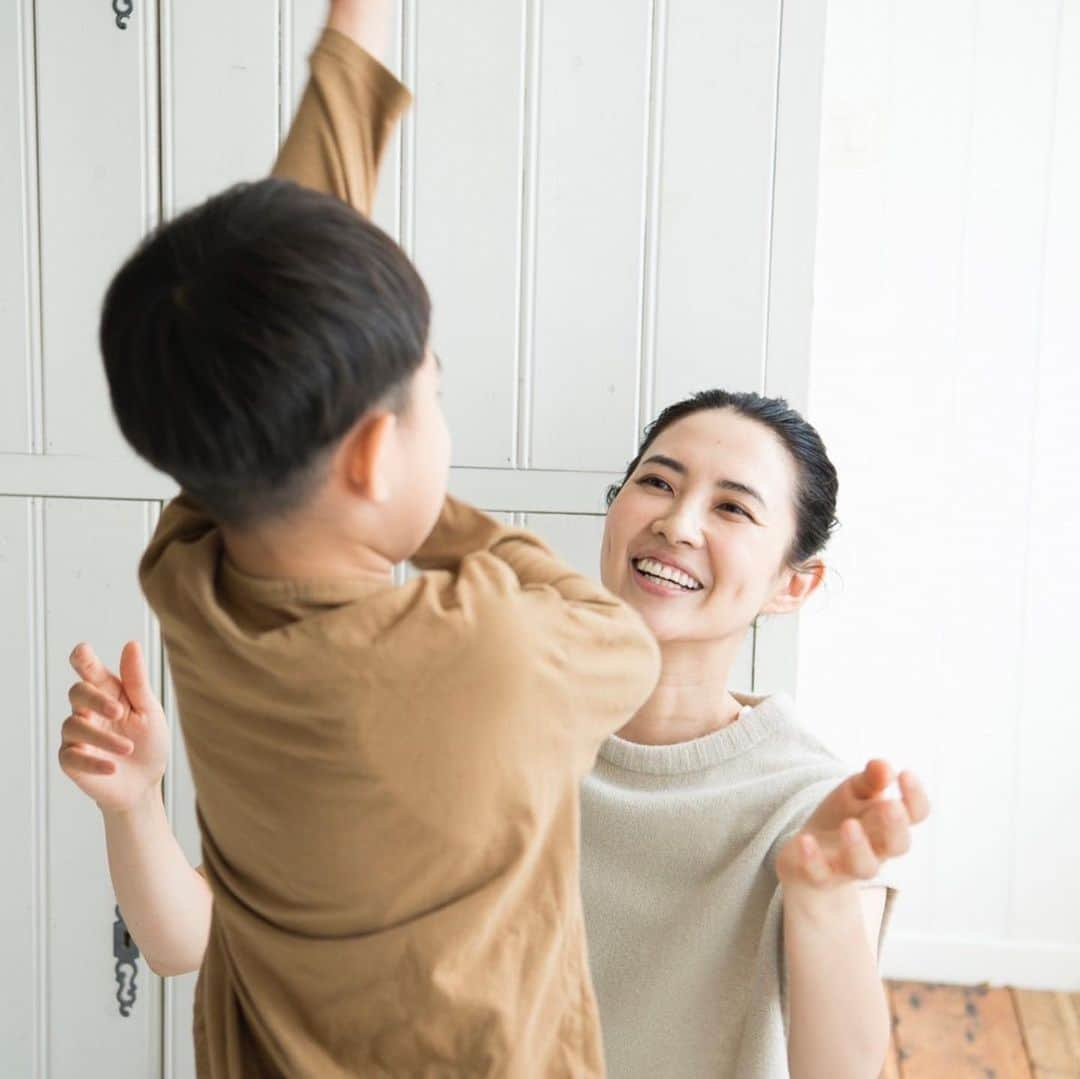 浜島直子さんのインスタグラム写真 - (浜島直子Instagram)「今発売中のESSE11月号。  ミノンの撮影で「息子さんも一緒にどうですか？」と言われた時は、やったー！嬉しいな❤️と思ったとともに、あー、何を壊すかな…カメラって弁償したらいくらくらいかな…と思いました😂  んが！  スタッフの方々の手厚いヘルプのもと、何も壊さず🤣、素敵な写真を撮ってもらい、感謝です〜❣️ (お気づきでしょうか…写真2枚目の私の右手…逃さねーぞと力が入っていることに…👹❤️)  息子も毎日家で使っているミノンが現場にあり、何の疑いもなく嬉しそうに塗ってました🙌✨ しっとりするけどベタつかない使い心地が大好きで、我が家は家族でみんなで使っています🥰  そしていつもの連載も、載っています🌈  『はまじをつくる12ピース』では今回はタートルネックニットを。 ここ数年は暑くてなかなか着る機会がありませんでしたが、クローゼットに1枚は必ず常備している、私にとっては「お洒落を楽しむぞ」という決意のようなアイテム🖤(詳しくは、『蝶の粉』の『初恋の手ざわり』で綴っています) 今回は暑がりでも着れそうなコットンのタートルネックを紹介しています。  『ユウキ・オイスターが活躍！はまじさんの幸せなご飯時間』では、驚きの簡単さの大学芋を🍠 いやぁ、なにこれ？手品？というほどの簡単さ&美味しさ🤩❗️✨ ぜひ誌面をチェックしてみてくださいね❗️ ・ #esse  #esse11月号 #ミノン #ミノン全身保湿ミルク #ミノン全身シャンプー  #ミノン全身シャンプーしっとりタイプ  #第一三共ヘルスケア  #はまじをつくる12ピース  #ユウキオイスターが活躍  #はまじさんの幸せなごはん時間  #ユウキ #ユウキ食品 #youki  #オイスターソース  #化学調味料無添加のオイスターソース #スタッフの皆さま大変お世話になりました #カナちゃんが持ってきてくれたゲームウォッチのマリオ #いまだにまたやりたいと言っている  #暴れ肉団子 #暴れ肉団子とキムタク様が同じ本に載るという奇跡」10月6日 10時34分 - hamaji_0912