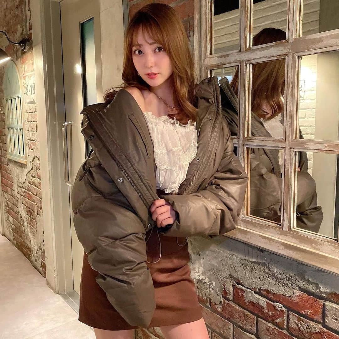 堀尾実咲のインスタグラム：「@gydajp のアウター♡  レザーのダウン可愛すぎる🥺✨  モカを選んだからレザーでも強めになり過ぎなくてよき🤎  あったかくて 着心地もふわふわだよ🐻  #gyda #mygyda #gydaアウター #pr #fashion #cordinate #outer」
