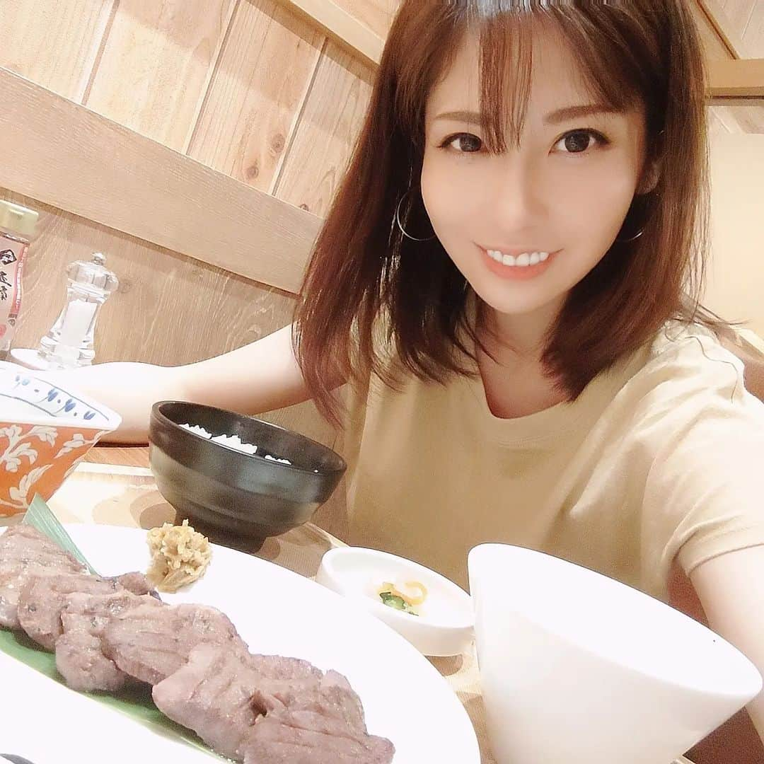 浅乃ハルミのインスタグラム：「牛タンは好きですか？私とどっちが好きですか？  Have you ever tried beef tongue?  It's popular in Japan.  【セクシーなTwitter限定動画や画像はProfileからTwitterへ😁🔞 Posting my sexy free limited videos and images on twitter.】 ※プロフィールからTwitterに飛ぶ時際どい画像投稿中のせいでセンシティブ表示が出ます〜許して!笑  #牛タン #牛タン定食 #牛タン専門店 #牛タン好き　 #牛タン万 #イオンモール座間 #自撮りばっかりしてるからご飯が冷めるんや #何事も習慣に #仕事じゃなきゃ自撮りしてない ← #でも美味しかったですごちそうさまでした😊 #チャットレディ浅乃ハルミ　  ※後半ほぼタグの意味無し」