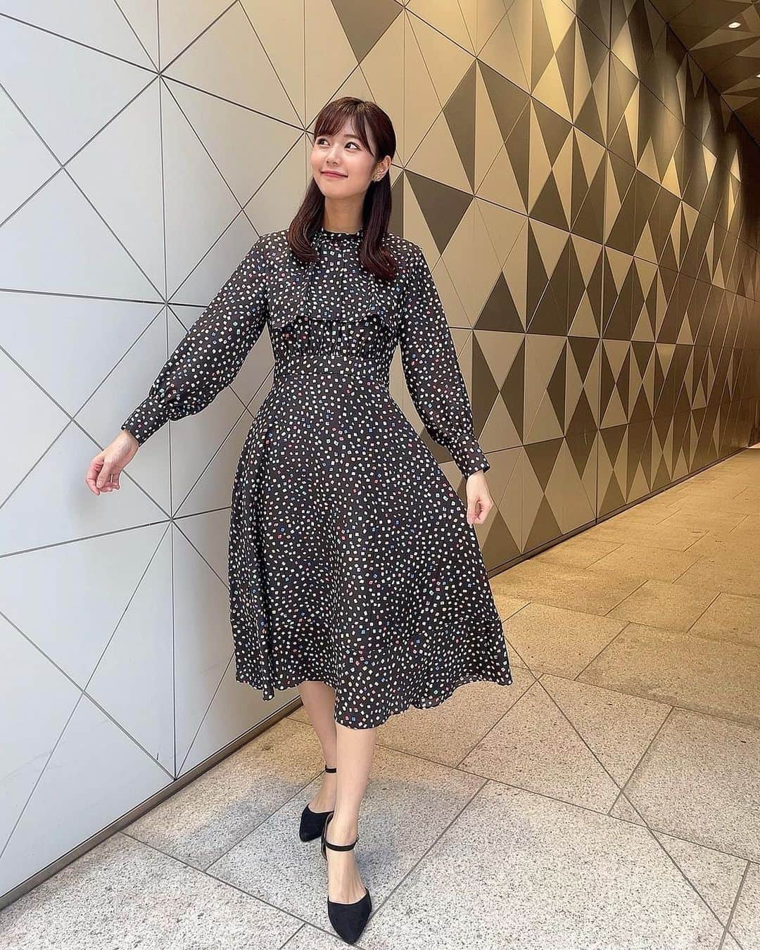 杉浦みずきのインスタグラム：「. 柄がとっても可愛い秋ワンピ❤︎ 素材感も上品で素敵🥺 写真ではわかりにくいけど 流行りのビッグカラーのデザインだよ  ワンピースいっぱい着たいなぁ🤔🍂 ・ ・ ワンピース　@m_maglie_le_cassetto_official   #ootd #私服 #ワンピース #ブラックコーデ #ブラックワンピース #秋服 #秋服コーデ」