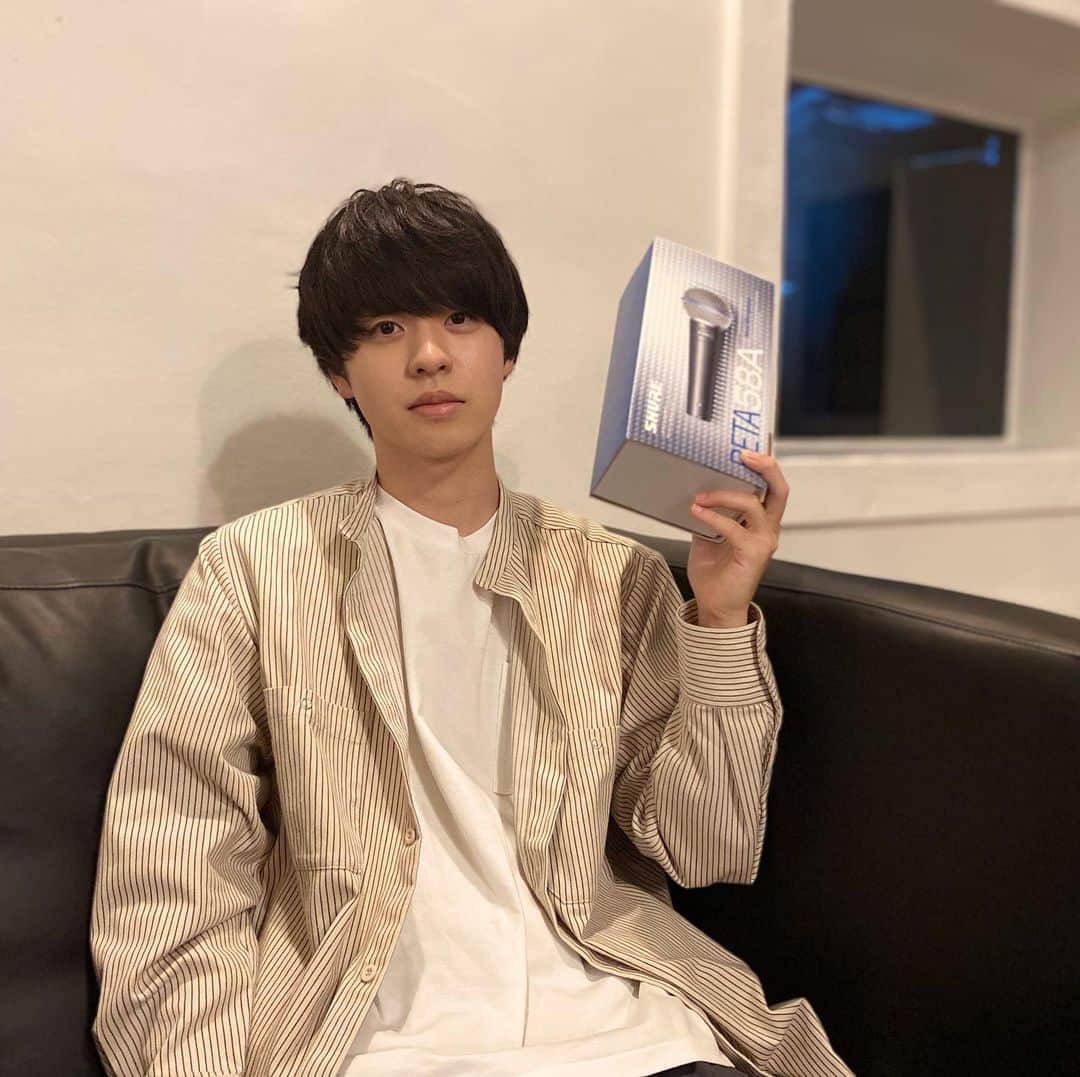 のインスタグラム：「誕生日のお祝いでマイクを貰いました🎤 沢山、良い曲を作って恩返ししていこうと思います。 これからも精一杯頑張るので宜しくお願いします！」
