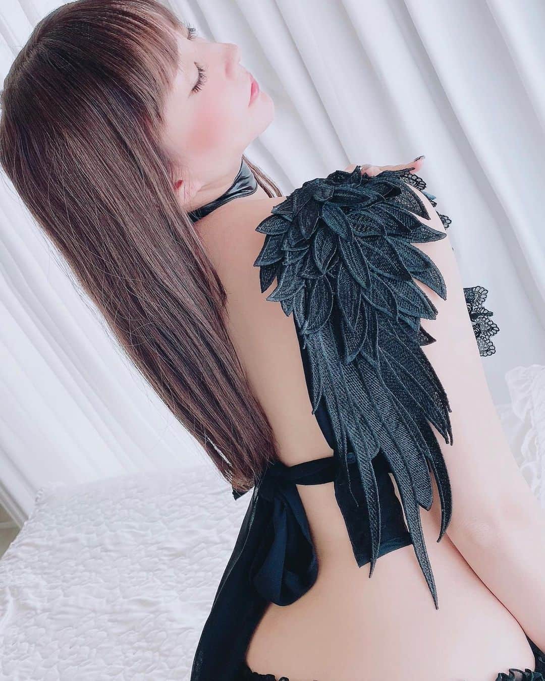 林檎蜜紀さんのインスタグラム写真 - (林檎蜜紀Instagram)「もうすぐハロウィン🎃だから羽根くらい生えちゃうね🪶  堕天使の羽根  #angel #davidhamilton  #ブルベ夏  #model #インスタグラビア  #asiangirls  #asianbeauty  #bijinstyle #japanesegirl」10月6日 20時29分 - ringo_mitsuki