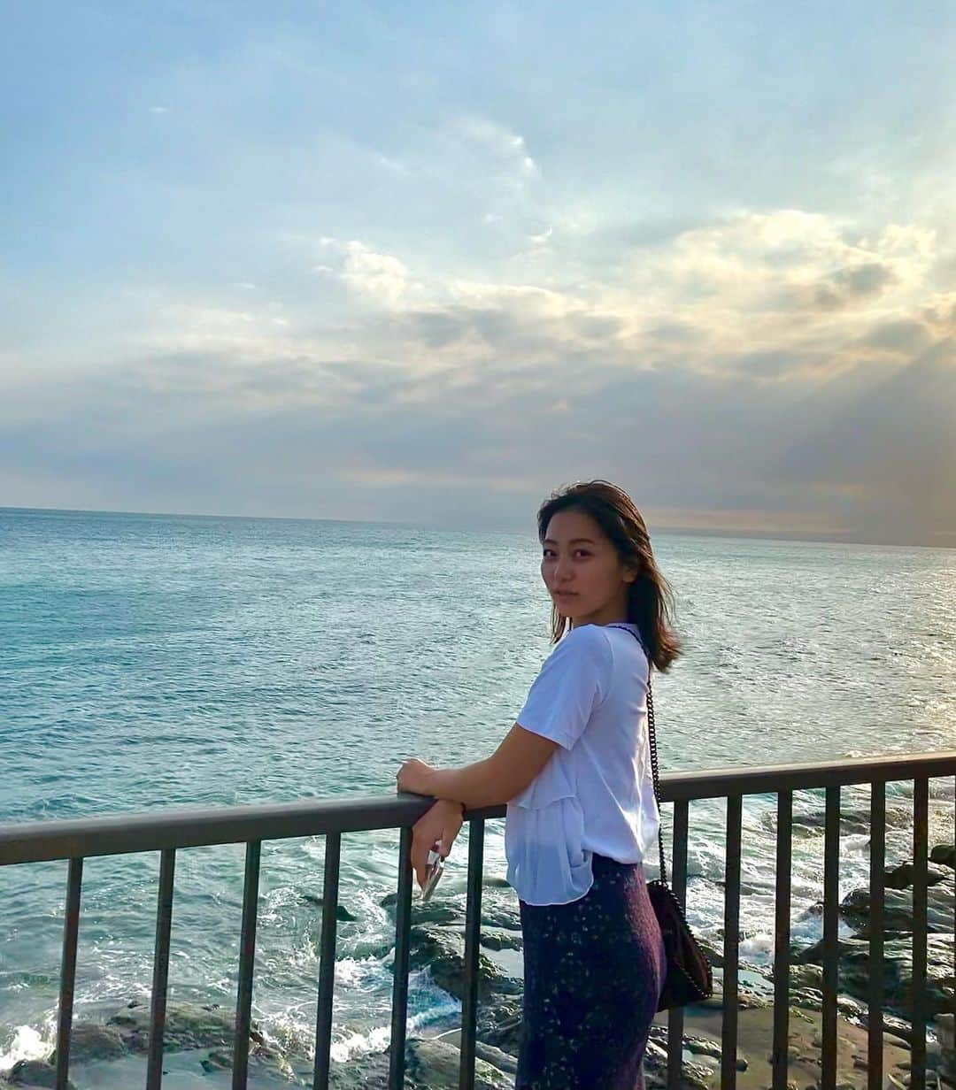 工藤綾乃のインスタグラム：「海が私を呼んでいるみたいです👀」