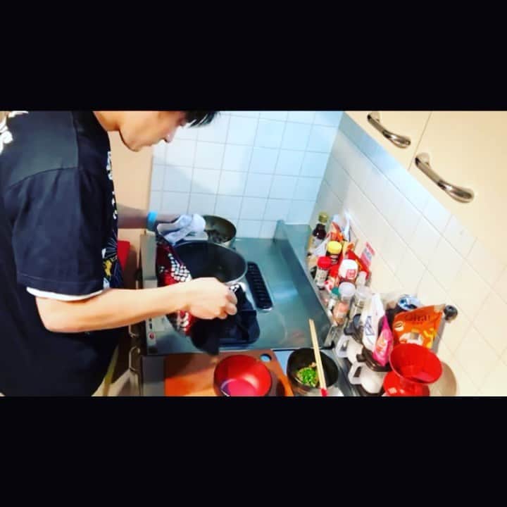 三浦リョースケのインスタグラム：「これぞミウライフ✌️  #肉うどん #出汁 #料理男子 #自炊 #おうちご飯」