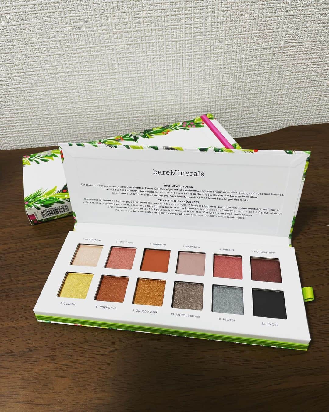中川祐子さんのインスタグラム写真 - (中川祐子Instagram)「ベアミネラルさんから 素敵なアイシャドウパレットが 届きました〜✨😆 . 10月20日に限定発売される ホリデーコレクションの第一弾 「トレジャードミネラリストアイシャドウパレット」です💓 . 100%ビーガンアイシャドウで、 パレットも外箱も紙製なの‼️ . 肌と地球にやさしく 環境に最大限配慮したコレクション✨ ということで、 敏感肌の持ち主＋ 環境授業講師として子供たちに地球への思いやりの大切さを伝えている私にとって まさに感動の商品なのです✨✨ . デザインもめっちゃ可愛いし、 プレゼントにも喜ばれそう！！ . 中のパレットは 華やかな12色のセットになってるよ💕 どのカラーを使おうか 組み合わせも悩んじゃう☺️ ワクワクしながらメイクできるって 楽しいー❤️ . #ホリデーコフレ #ホリデーギフト #ギフト #ハッピーサステナブルホリデー  #クリーンビューティー #ベアミネラル #bareminerals #eyeshadows  #アイシャドウパレット  #限定発売 #環境にやさしい  #肌にやさしい #メイクアップ #happylifestyle  #嬉しいプレゼント #joyisallaround」10月6日 20時46分 - nakagawa.yuko