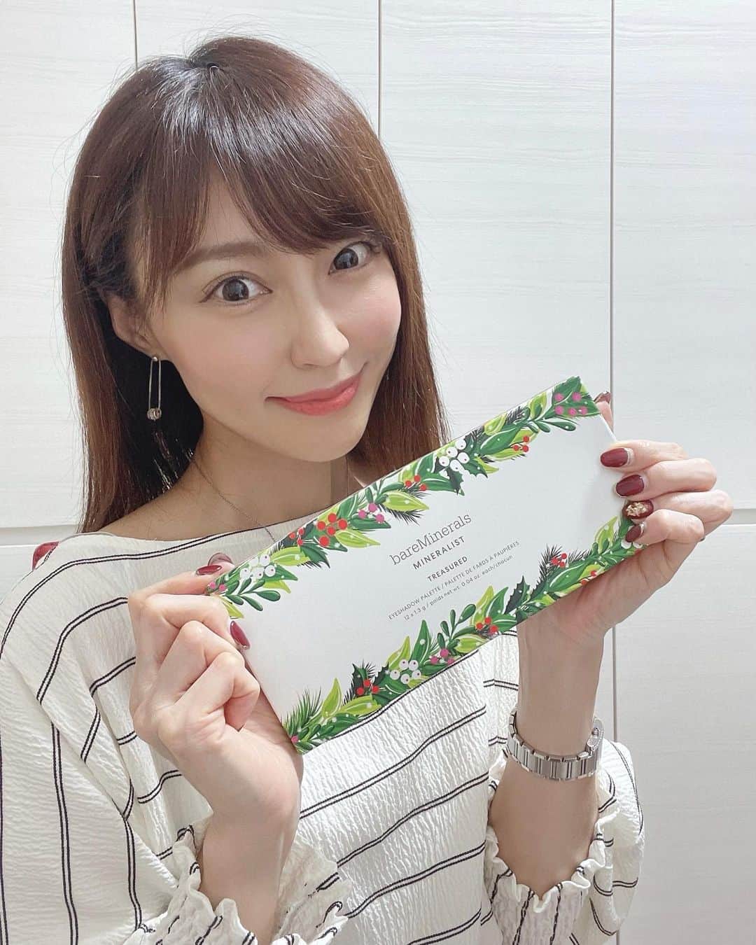 中川祐子さんのインスタグラム写真 - (中川祐子Instagram)「ベアミネラルさんから 素敵なアイシャドウパレットが 届きました〜✨😆 . 10月20日に限定発売される ホリデーコレクションの第一弾 「トレジャードミネラリストアイシャドウパレット」です💓 . 100%ビーガンアイシャドウで、 パレットも外箱も紙製なの‼️ . 肌と地球にやさしく 環境に最大限配慮したコレクション✨ ということで、 敏感肌の持ち主＋ 環境授業講師として子供たちに地球への思いやりの大切さを伝えている私にとって まさに感動の商品なのです✨✨ . デザインもめっちゃ可愛いし、 プレゼントにも喜ばれそう！！ . 中のパレットは 華やかな12色のセットになってるよ💕 どのカラーを使おうか 組み合わせも悩んじゃう☺️ ワクワクしながらメイクできるって 楽しいー❤️ . #ホリデーコフレ #ホリデーギフト #ギフト #ハッピーサステナブルホリデー  #クリーンビューティー #ベアミネラル #bareminerals #eyeshadows  #アイシャドウパレット  #限定発売 #環境にやさしい  #肌にやさしい #メイクアップ #happylifestyle  #嬉しいプレゼント #joyisallaround」10月6日 20時46分 - nakagawa.yuko