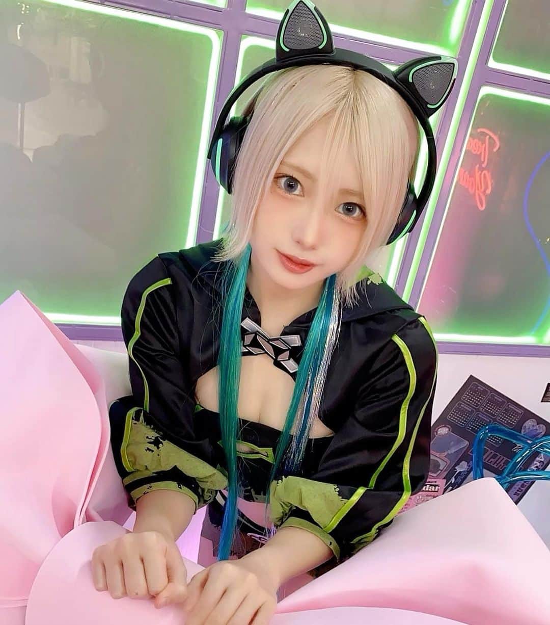 篠崎こころのインスタグラム：「『Level∞』✖️PPE のコラボPC 用の撮影をしてきました✨  "サイバーキャットPPE" みんなそれぞれのサイバーな猫ちゃんになったよ！私はグリーン🐾💚  特典になるそうなので 今からとっても楽しみだなっ」
