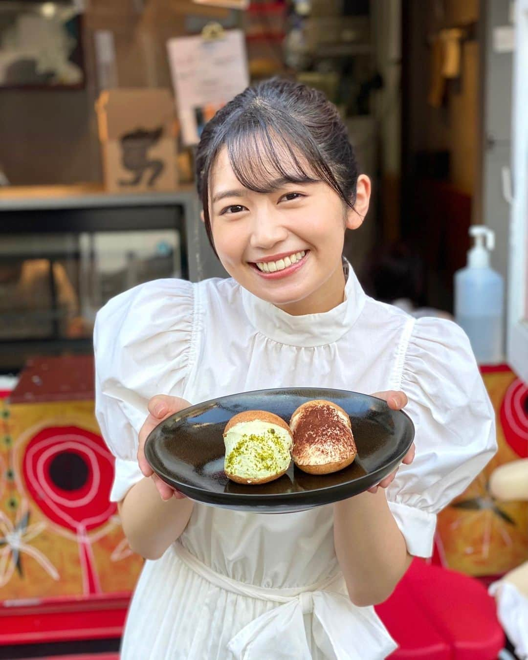 浅野杏奈さんのインスタグラム写真 - (浅野杏奈Instagram)「今日の「ZIP!」中継コーナーは🍞  裏原宿と呼ばれるエリアにある 「なんすかぱんすか」のマリトッツォを紹介しました🤍  クリームがふわふわ！ くどくなく、こんなに食べやすいなんて驚きでした😍  見て下さった皆さん、ありがとうございました💪🏻  #なんすかぱんすか  #マリトッツォ #ピスタチオ　#ティラミス #ZIP!」10月6日 21時10分 - this.is.anna_box