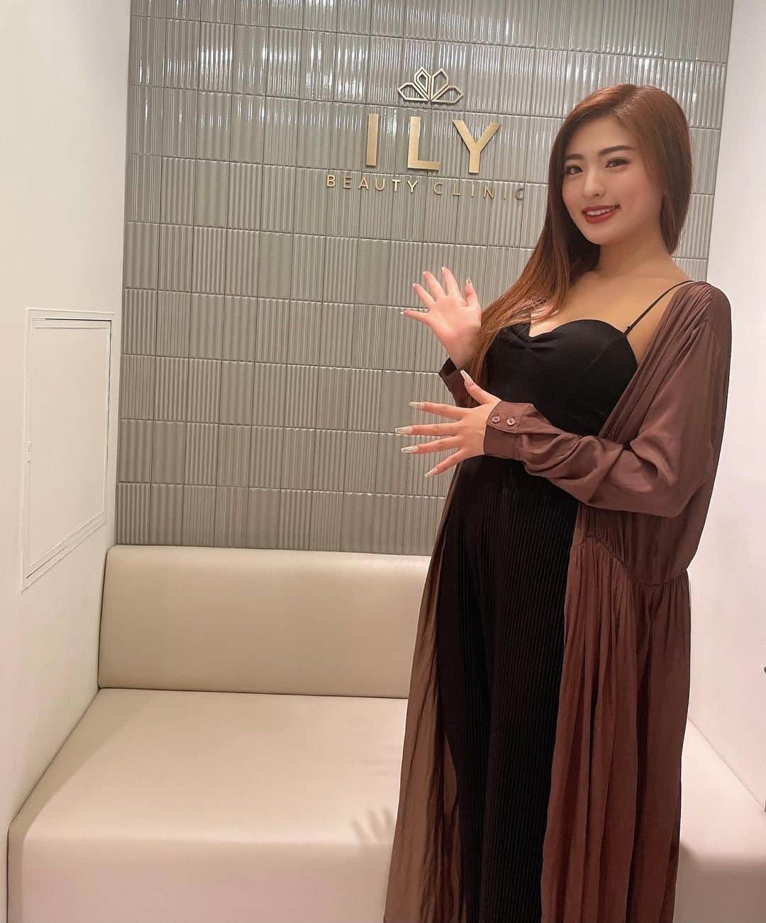 MIYABIのインスタグラム：「昨日は　@ily.b.c さんにて医療脱毛して頂きました💜  機械も強い物だったので、痛みも一瞬で他のサロンさんに比べると施術の時間も短く、男性でも耐えれる医療脱毛だなぁと思いました🤔💕  今年オープンしたばかりなので、店内はとっても綺麗で、スタッフさんも美人な方ばかりっ🤭💕 楽しくお話ししながら施術できました🙏 ありがとう御座いました🌼  皆様、是非チェックしてみてくださいね😚  #cyberjapandancers #サイバージャパンダンサーズ #cjd_miyabi #ミヤビーム #医療脱毛 #ilybeautyclinic」