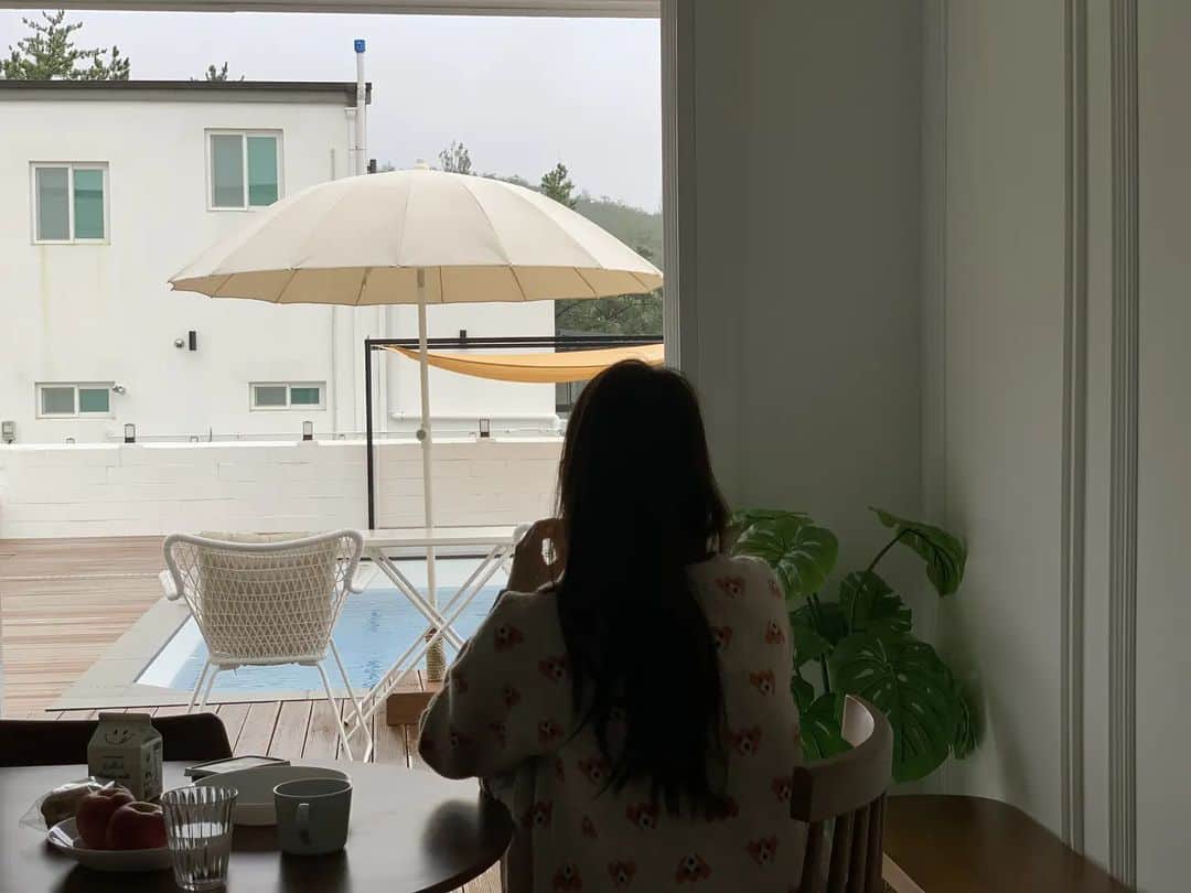 シン・ゴウンのインスタグラム：「아침부터 물멍 비멍 나는 멍멍  #스테이미하스 #오늘더좋네」