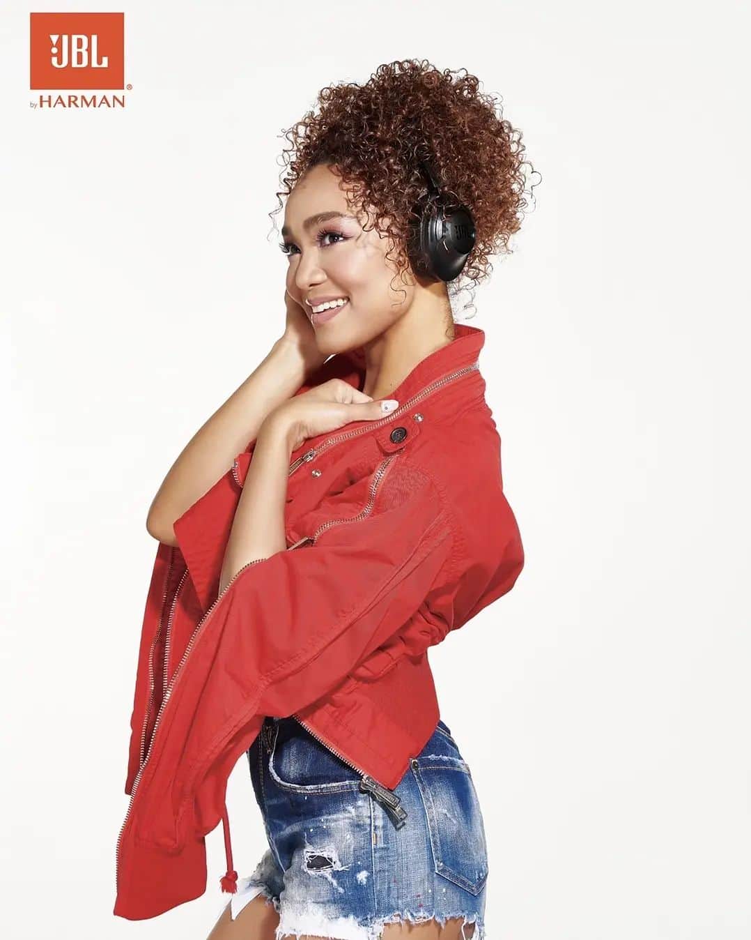 Crystal Kayのインスタグラム：「my favvvv right now😎   この時着用しているJBL CLUB ONE🎧の上位シリーズ「TOURシリーズ」が発売されたみたい！ノイキャンがさらに進化して、音が良すぎて全身の力が抜けていくらしい...😮‍💨✨  それは早く試したい！Can't wait to try the new tour series that just came out🔥  #JBL #TOURシリーズ #ワイヤレスヘッドホン」