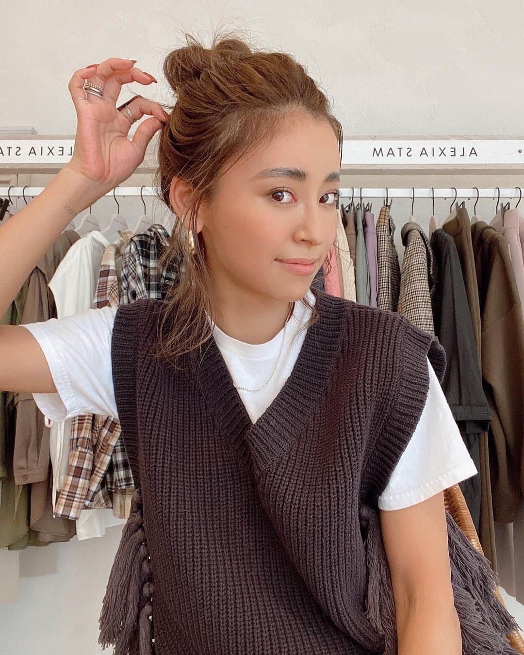 山中美智子さんのインスタグラム写真 - (山中美智子Instagram)「本日は、ルーズ後毛なお団子ヘアにしてみましたぁ🌵」10月6日 13時07分 - alexiastam1988