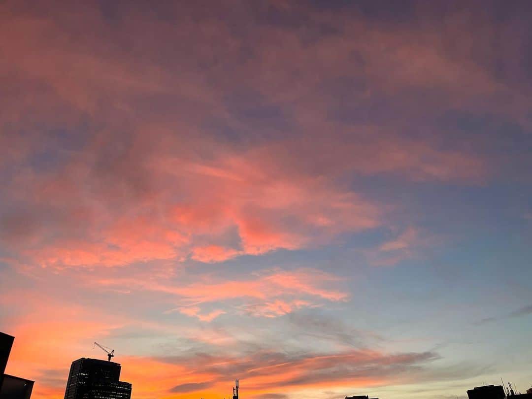 中川絵美里さんのインスタグラム写真 - (中川絵美里Instagram)「☁️ 昨日の夕焼け綺麗でした。 今週もTHETRADお願いします〜！ 毎週月曜夜に放送していたDIGGIGTOKYOは 10月から木曜深夜にお引越ししてます🤓」10月6日 13時16分 - emiri_nakagawa