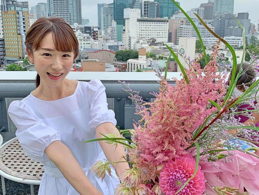 堂真理子さんのインスタグラム写真 - (堂真理子Instagram)「「テレビ朝日アナウンサーカレンダー2022」は、いよいよ10月16日（土）に発売🗓💕 卓上版の表紙撮影の時のオフショット写真です♫ 白い衣装と素敵なお花を持って、先輩の大下さん、そして可愛い後輩達と一緒に撮影出来て楽しかったぁ🥰✨ またオフショット、掲載します♫   #テレビ朝日 #テレ朝 #アナウンサー #カレンダー #アナウンサーカレンダー  #撮影 #写真撮影  #素敵な #花束  #大下容子 アナ  #弘中綾香 アナ  #紀真耶 アナ  #住田紗里 アナ  #安藤萌々 アナ  #可愛い #後輩 たち  #堂真理子」10月6日 13時45分 - mariko_do