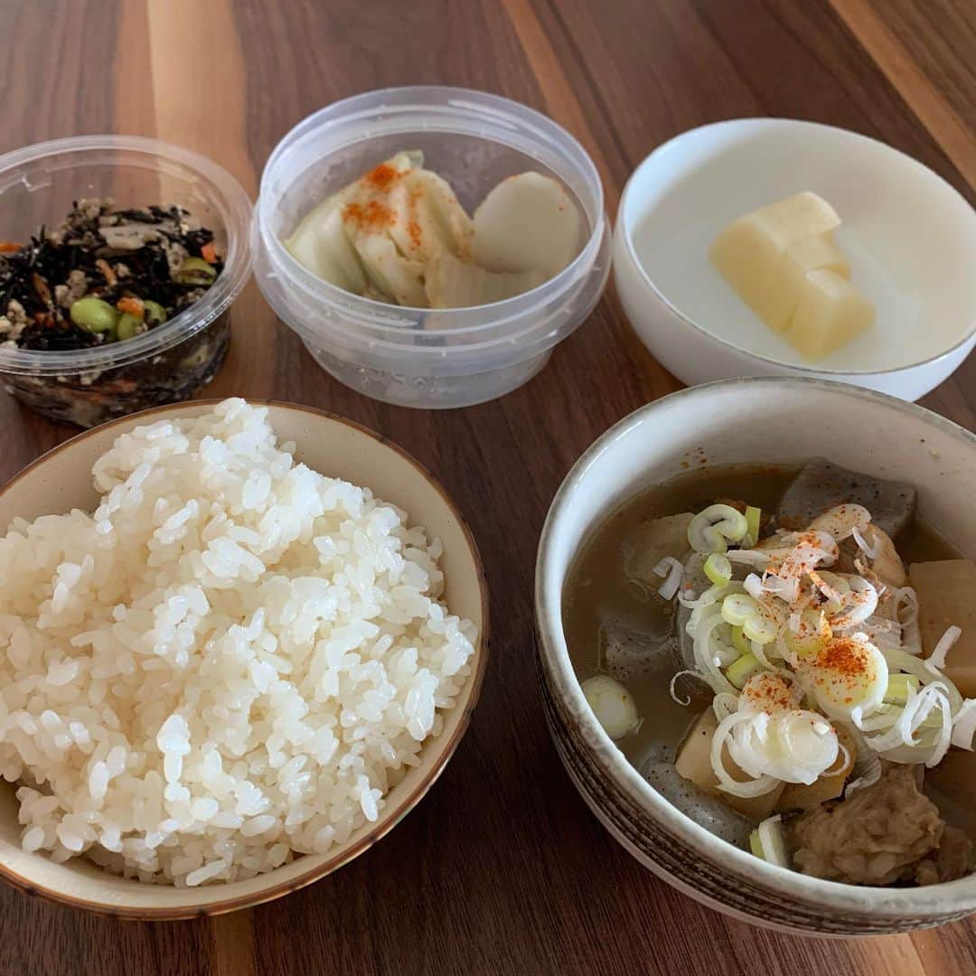 内山信二のインスタグラム：「お昼はもつ煮定食‼️  今日も元気だ米がうまい😋」