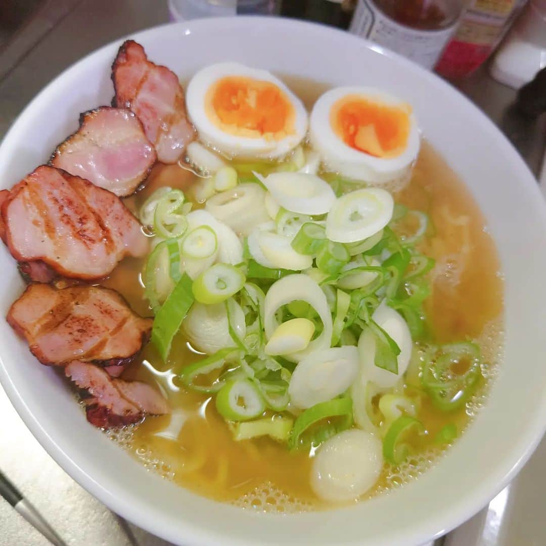 蛇足のインスタグラム：「【川村飯店】冷蔵庫にあったやつで作った醤油ラーメン。 炙りスモークベーコン旨し」