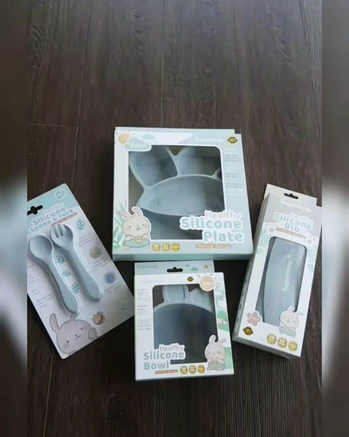 デビー・スサントのインスタグラム：「New healthy silicone plate, bowl , fork spoon and bib  NATURE SERIES nya @sugarbaby.co.id ❤ Alat makan yg aman dengan design khusus yang membantu anak belajar makan secara mandiri 😘 Ada DISKON 35% loh dan extra voucher di launching shopee sugarbaby official store tgl 6- 12 oct  Buruan moms beli buat anak tercinta 😍 #sugarbabyhealthysiliconefeedingset #perlangkapanmpasi #amanbelajarmakan」