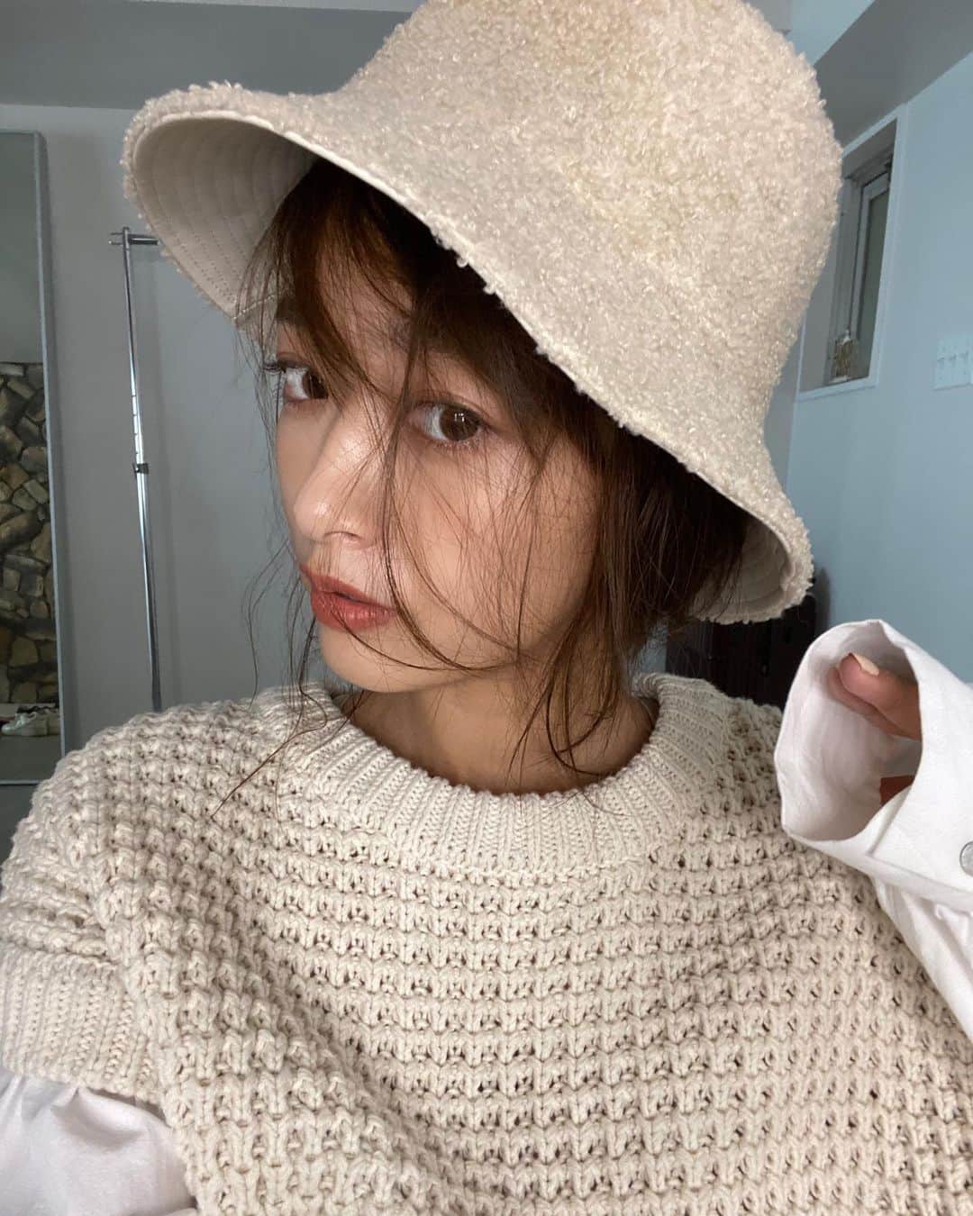 近藤千尋のインスタグラム：「今日も最高のメンバーで撮影😍💕 若い頃から今も大好きな @ungrid_official 📸 ああ、 お腹痛くなるほど笑える現場で幸せです。笑 @azusa_takazono」