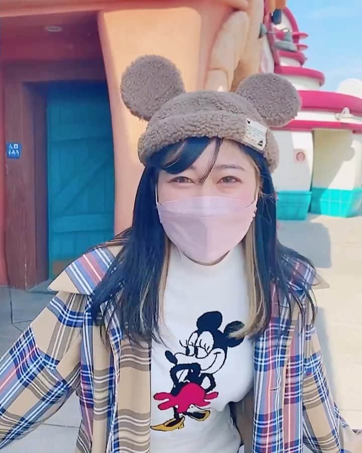 中島奈津希のインスタグラム：「👩🏻🔁🐻🤎 ⁡ ⁡ ⁡ ⁡ ⁡ 今日も暖かいねぇ🤤🤎 ⁡ ⁡ という事で、、、 へーーーーーんしん👩🏻🔁🐻🤎 【#変身ディズニーバウンド その146】 ⁡ ⁡ ⁡ ⁡ ⁡ 本日10/6から新発売の もこもこボア#ファンキャップ を被ってみたよ😍😍🤎🐻 ⁡ 無事に被れてるか心配で お姉(@nakajima_ayano )に質問する妹と 一言で済ませる姉🙆🏻‍♀️笑 ⁡ ⁡ ⁡ ⁡ ⁡ ⁡ ⁡ ⁡ #イヤハ のもこもこバージョンみたいで ほんっとにかわいい🥺🤎🤎🤎 ⁡ ☁️☁️☁️☁️☁️☁️☁️☁️☁️☁️☁️☁️☁️☁️☁️☁️ #disneysisters_jp ←#中島姉妹 ディズニーまとめ👭🏻 @nakajimasisters_jp ←中島姉妹アカウントできました👭🏻 #東京ディズニーランド　 #ディズニーバウンド」