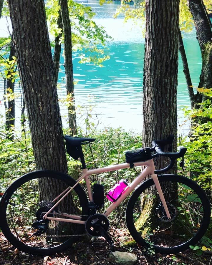 三星マナミのインスタグラム：「・ ・ 自転車が広げてくれる世界がある💫  あなたならどんな所へ行きたいですか⁇  今日はコバルトブルーに透き通った湖に出会えた💎💎💎💎  @specialized_japan   #ロードバイク  #ロードバイク女子  #bike  #bikelife  #roadcycling  #roadbike  #自転車  #自転車女子  #自転車旅  #風景  #自然  #湖  #アウトドア #アウトドアアクティビティ  #外遊び」