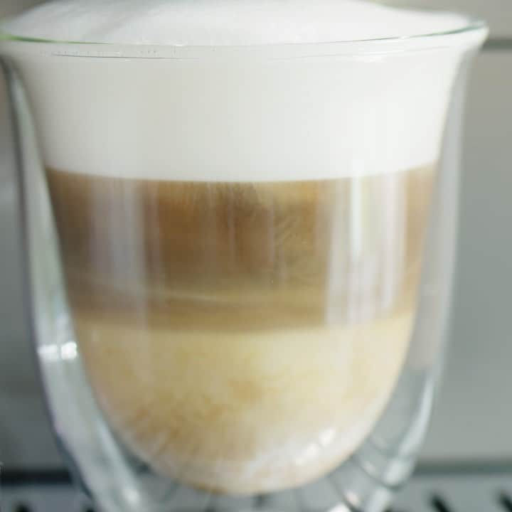 De'Longhi Sverigeのインスタグラム：「Dinamica Plus fixar kaffet som du drömt om. Njut av enkel hantering tack vare One Touch-teknologin som automatiskt sorterar dryckerna utefter hur ofta du väljer dem. #dinamicaplus #delonghi #seriousaboutcoffee #kaffekärlek #coffeelove」