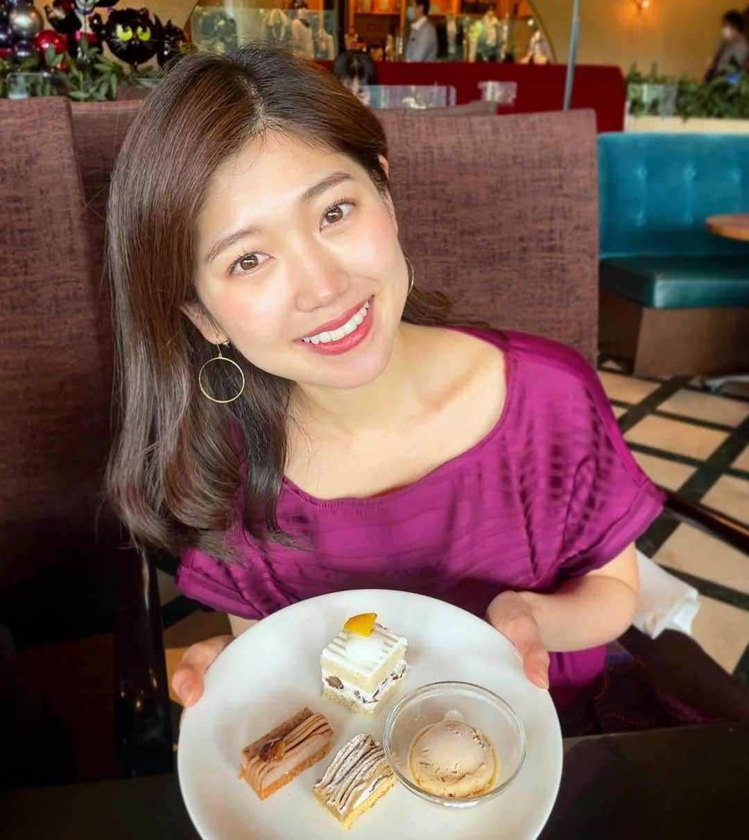 高橋幸のインスタグラム：「久しぶりに家族と甘いものを食べに行きました🌰✨ 幸せが持続しています、、🥰 #dessertbuffet #gardenrounge #栗スイーツ #食欲の秋」